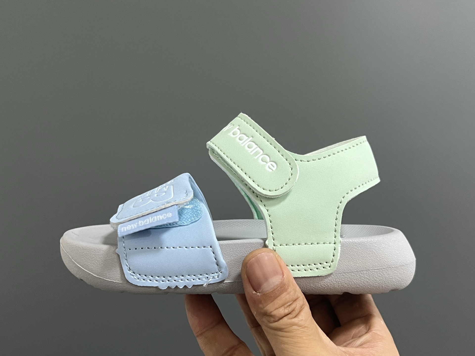 图片[4]-NB新款630露趾儿童魔术贴凉鞋22.5-37码 专柜同步新款🆕 魔术贴设计，穿脱方便✌🏻 超轻EVA大底，脚感超赞👍🏻-选品中心