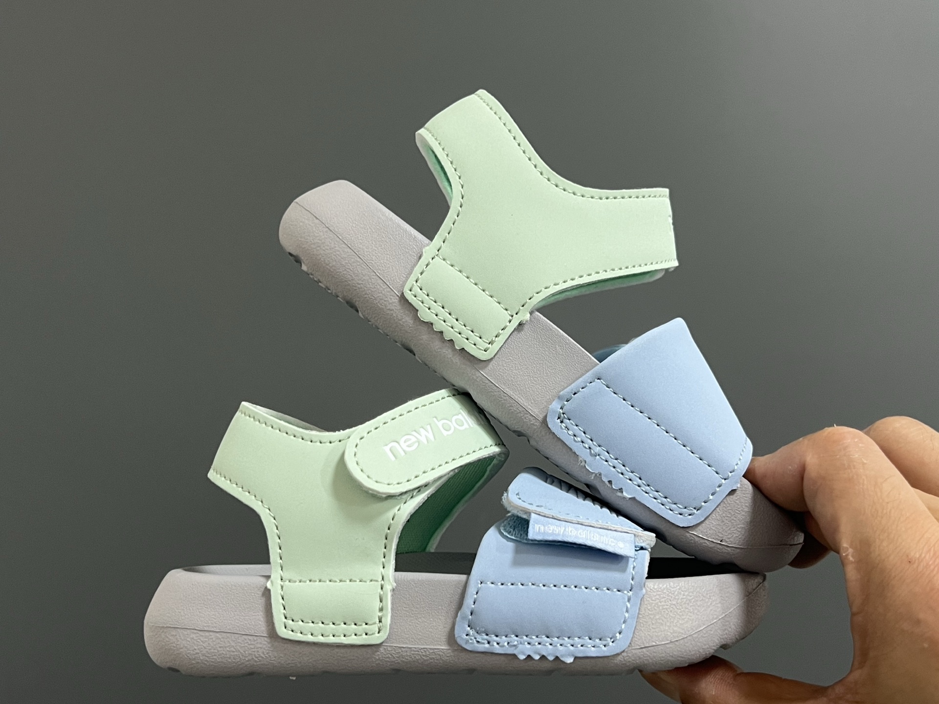 图片[9]-NB新款630露趾儿童魔术贴凉鞋22.5-37码 专柜同步新款🆕 魔术贴设计，穿脱方便✌🏻 超轻EVA大底，脚感超赞👍🏻-选品中心