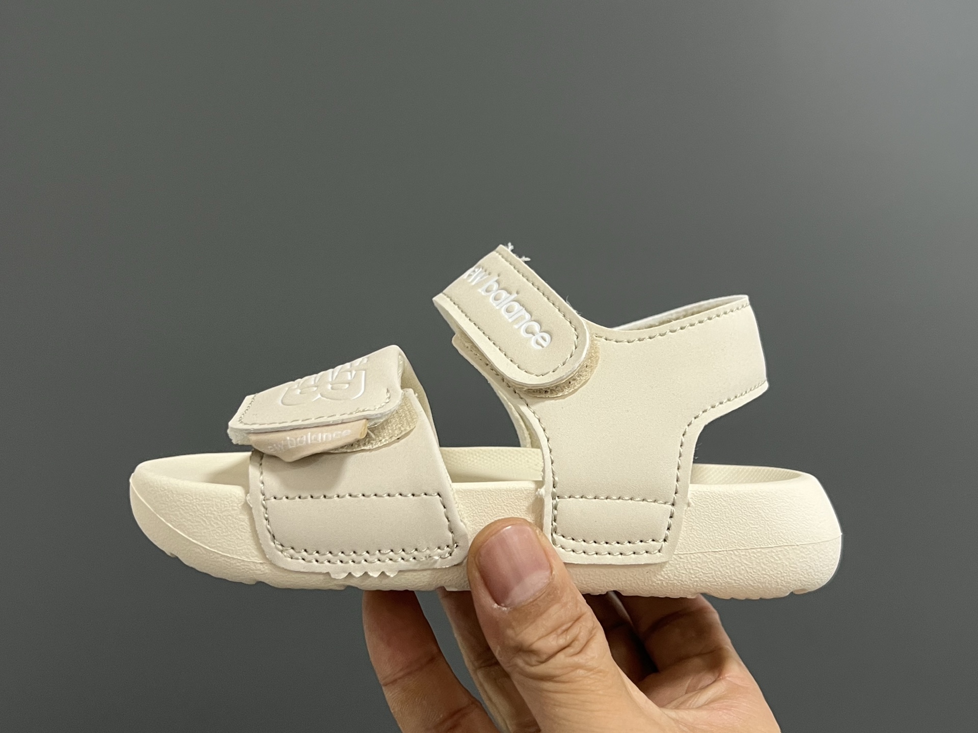 图片[4]-NB新款630露趾儿童魔术贴凉鞋22.5-37码 专柜同步新款🆕 魔术贴设计，穿脱方便✌🏻 超轻EVA大底，脚感超赞👍🏻-选品中心