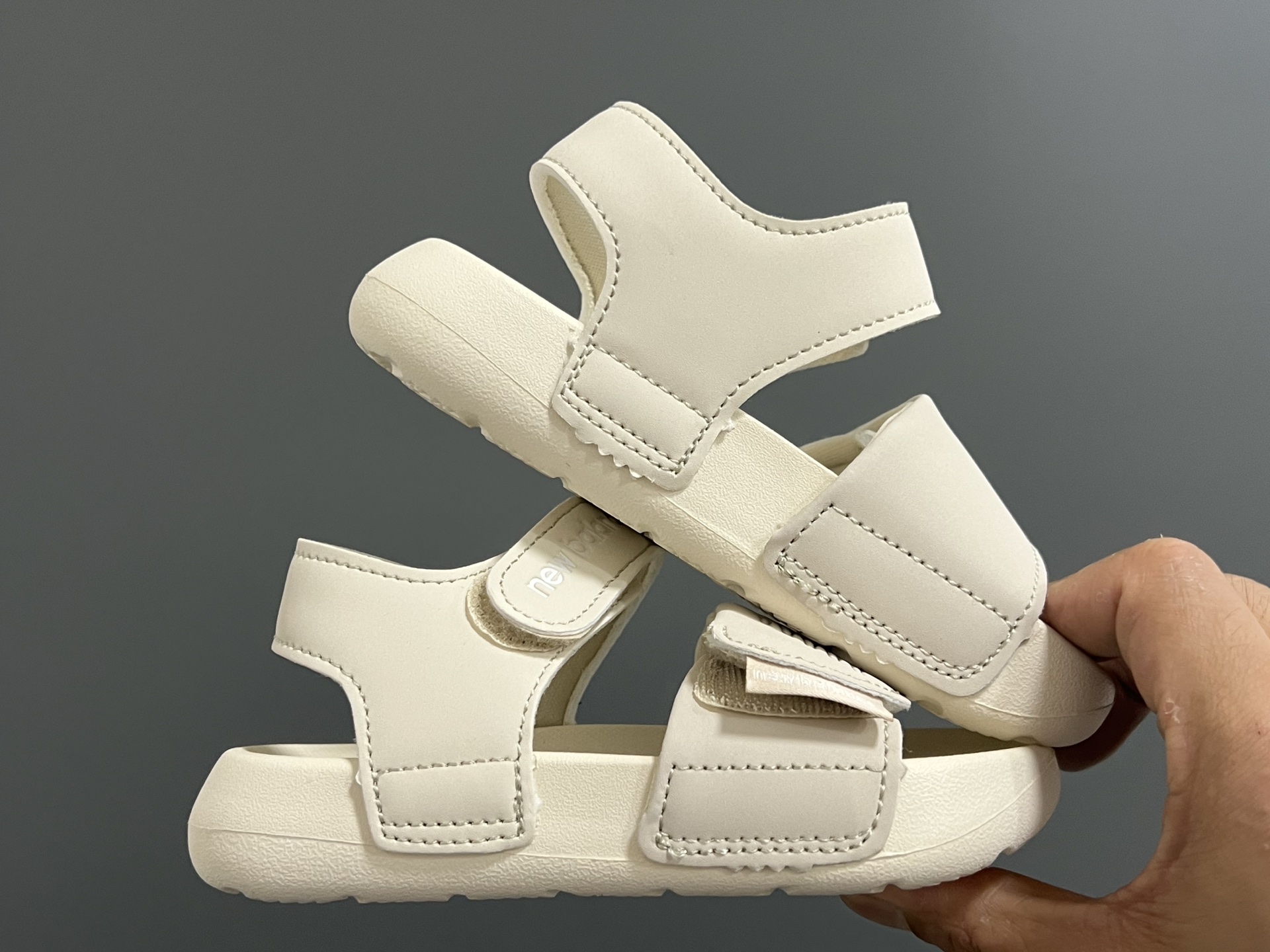 图片[9]-NB新款630露趾儿童魔术贴凉鞋22.5-37码 专柜同步新款🆕 魔术贴设计，穿脱方便✌🏻 超轻EVA大底，脚感超赞👍🏻-选品中心