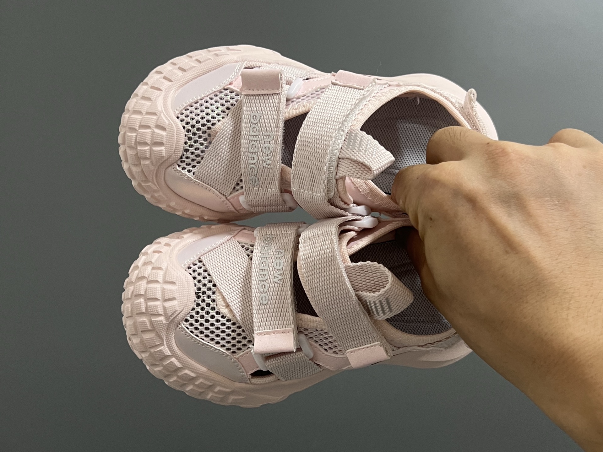 NB新款包头镂空网面儿童凉鞋 尺码：26-37码 轮胎底系列真的超好穿✌🏻 包头镂空网面☁️ 魔术贴设计，穿脱超方便✔️-选品中心