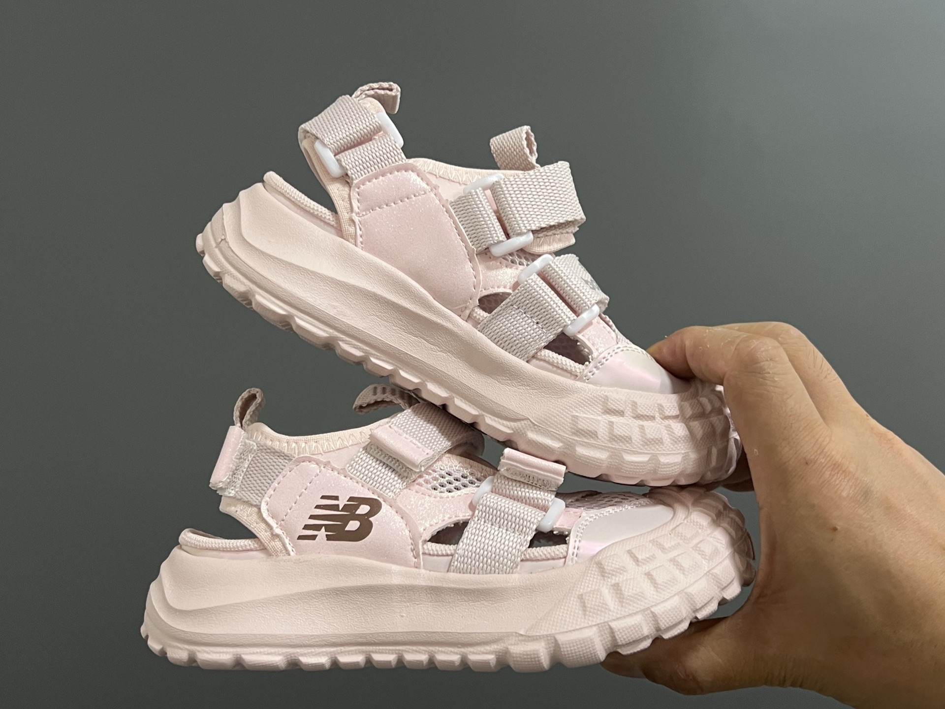 图片[9]-NB新款包头镂空网面儿童凉鞋 尺码：26-37码 轮胎底系列真的超好穿✌🏻 包头镂空网面☁️ 魔术贴设计，穿脱超方便✔️-选品中心