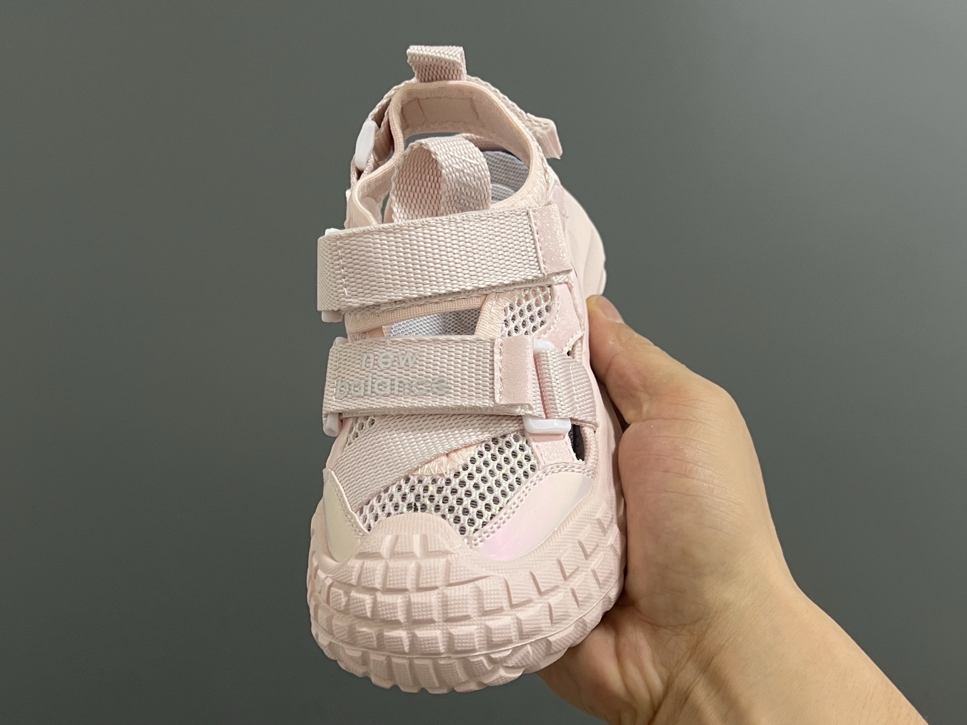 图片[3]-NB新款包头镂空网面儿童凉鞋 尺码：26-37码 轮胎底系列真的超好穿✌🏻 包头镂空网面☁️ 魔术贴设计，穿脱超方便✔️-选品中心