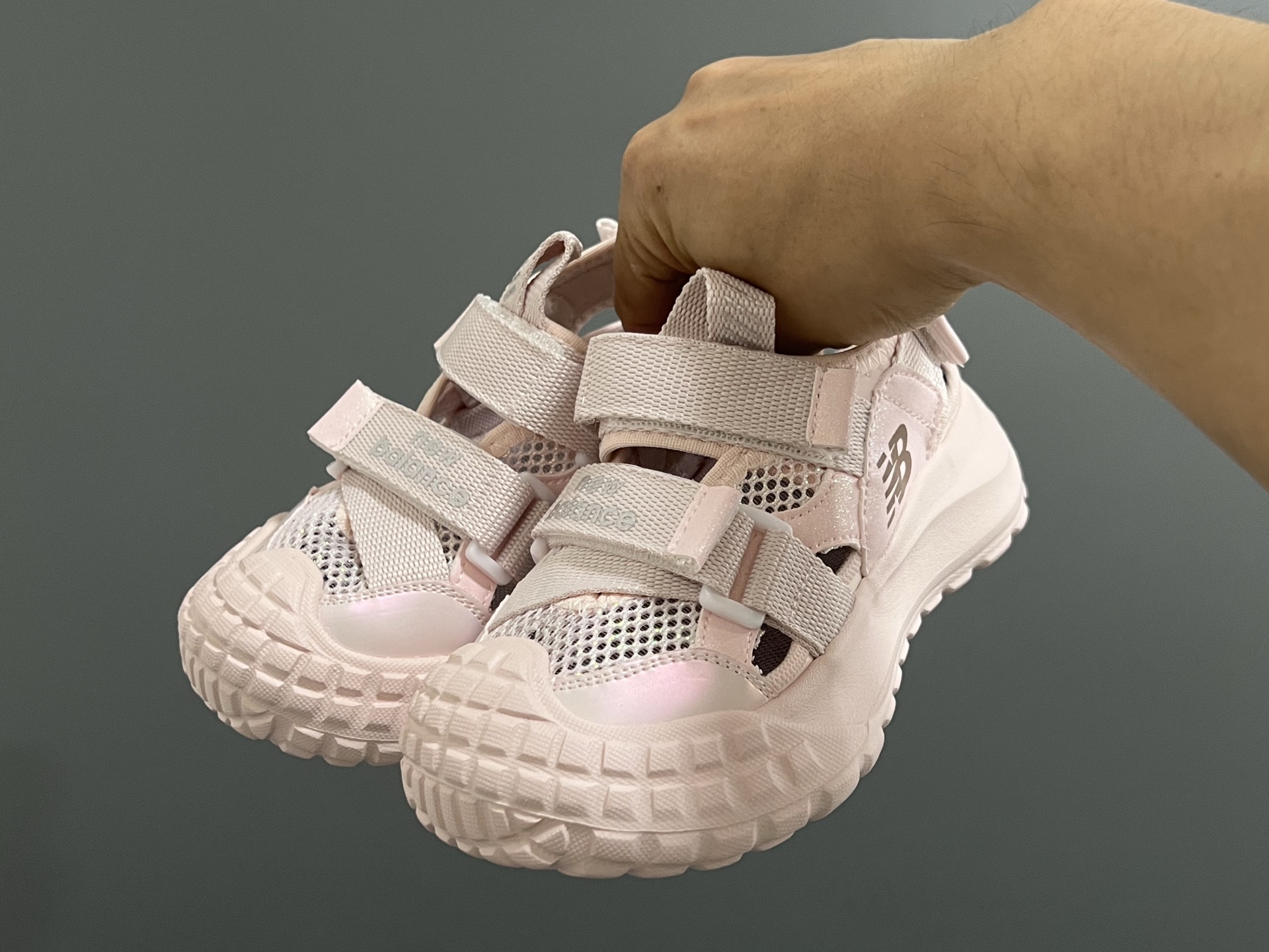 图片[2]-NB新款包头镂空网面儿童凉鞋 尺码：26-37码 轮胎底系列真的超好穿✌🏻 包头镂空网面☁️ 魔术贴设计，穿脱超方便✔️-选品中心