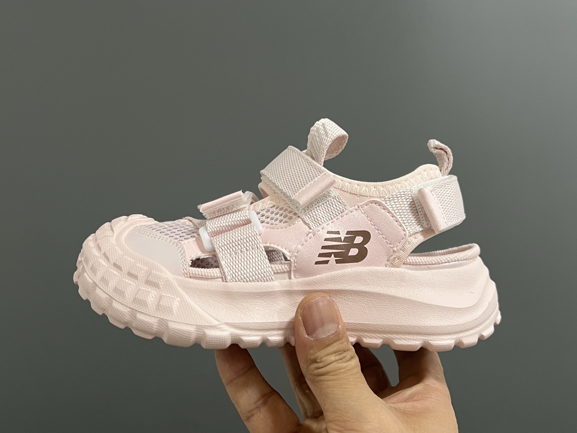 图片[4]-NB新款包头镂空网面儿童凉鞋 尺码：26-37码 轮胎底系列真的超好穿✌🏻 包头镂空网面☁️ 魔术贴设计，穿脱超方便✔️-选品中心