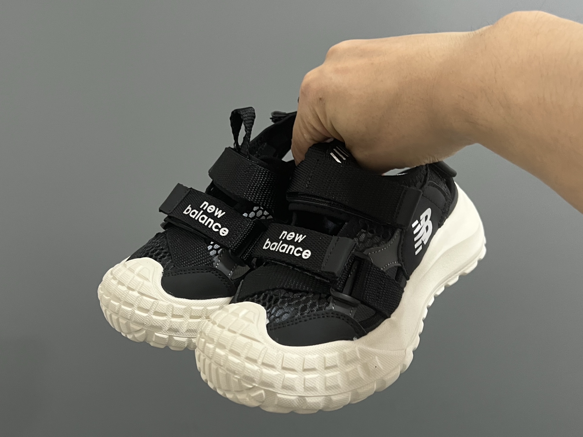 图片[2]-NB新款包头镂空网面儿童凉鞋 尺码：26-37码 轮胎底系列真的超好穿✌🏻 包头镂空网面☁️ 魔术贴设计，穿脱超方便✔️-选品中心