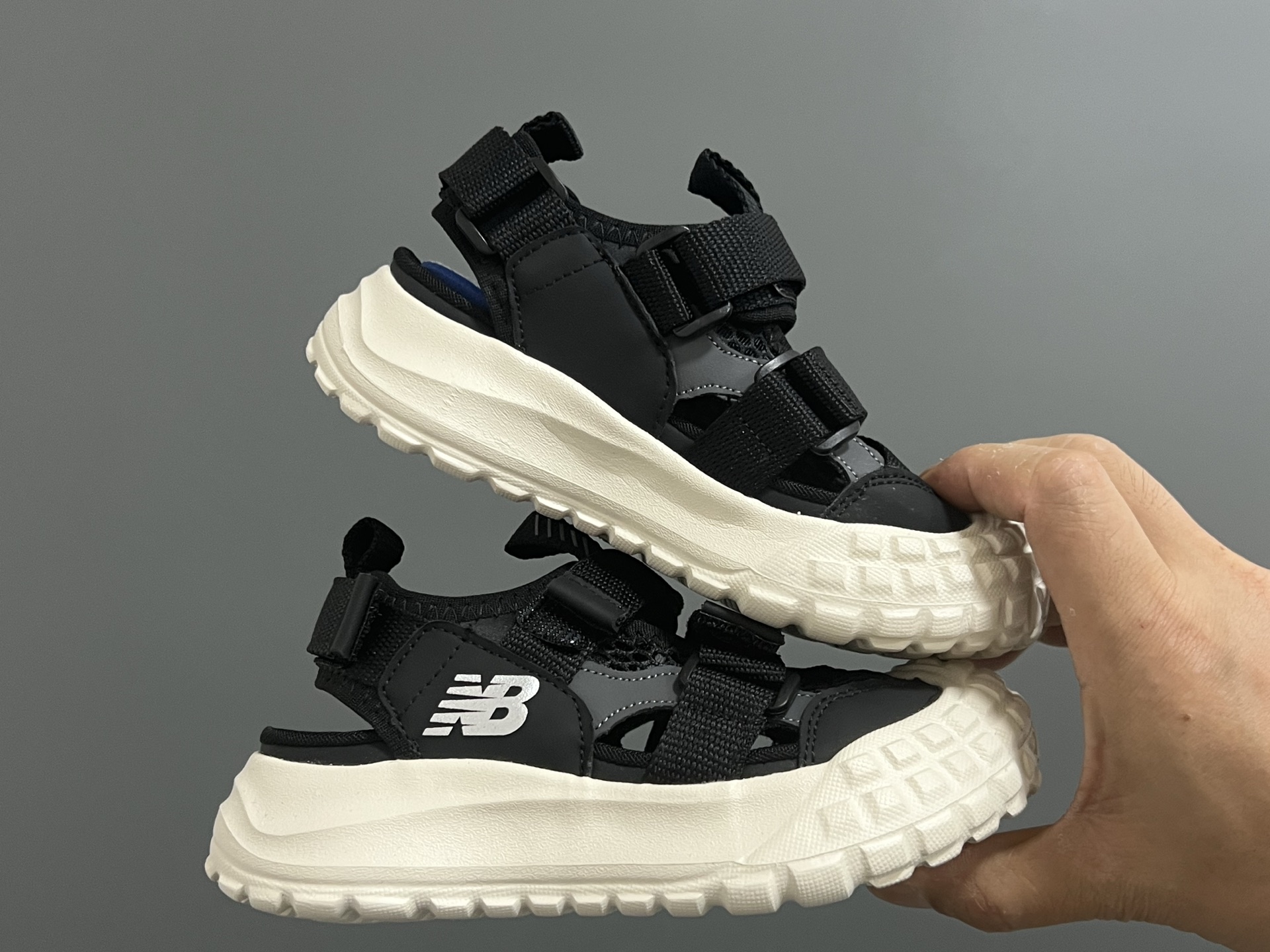 图片[9]-NB新款包头镂空网面儿童凉鞋 尺码：26-37码 轮胎底系列真的超好穿✌🏻 包头镂空网面☁️ 魔术贴设计，穿脱超方便✔️-选品中心