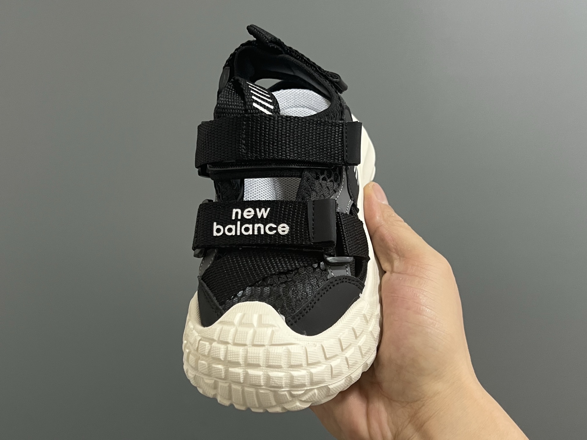 图片[3]-NB新款包头镂空网面儿童凉鞋 尺码：26-37码 轮胎底系列真的超好穿✌🏻 包头镂空网面☁️ 魔术贴设计，穿脱超方便✔️-选品中心