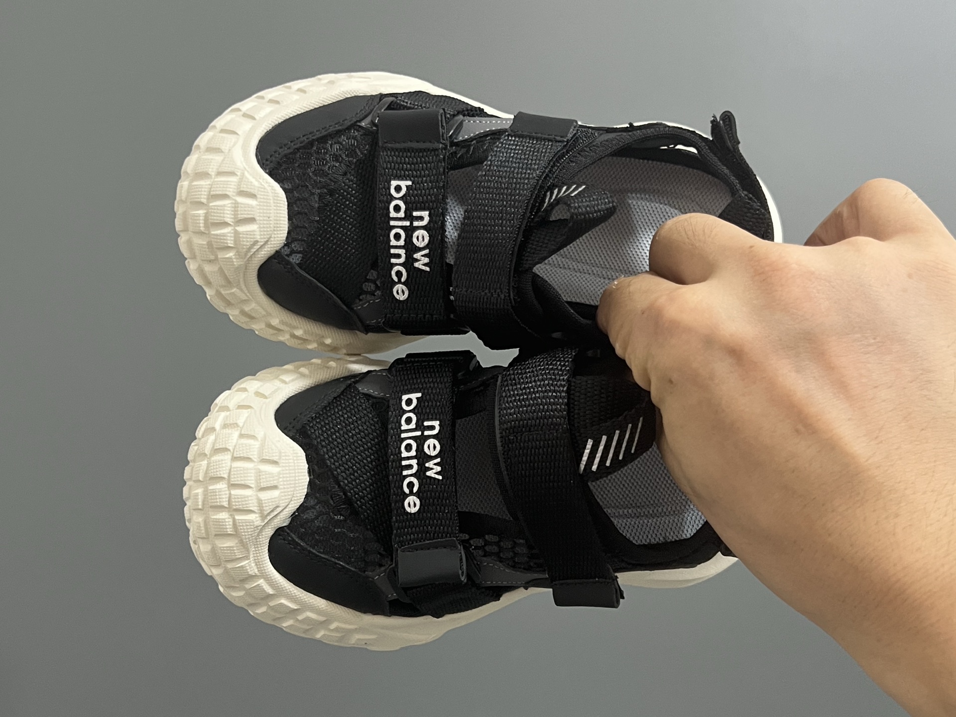 NB新款包头镂空网面儿童凉鞋 尺码：26-37码 轮胎底系列真的超好穿✌🏻 包头镂空网面☁️ 魔术贴设计，穿脱超方便✔️-选品中心