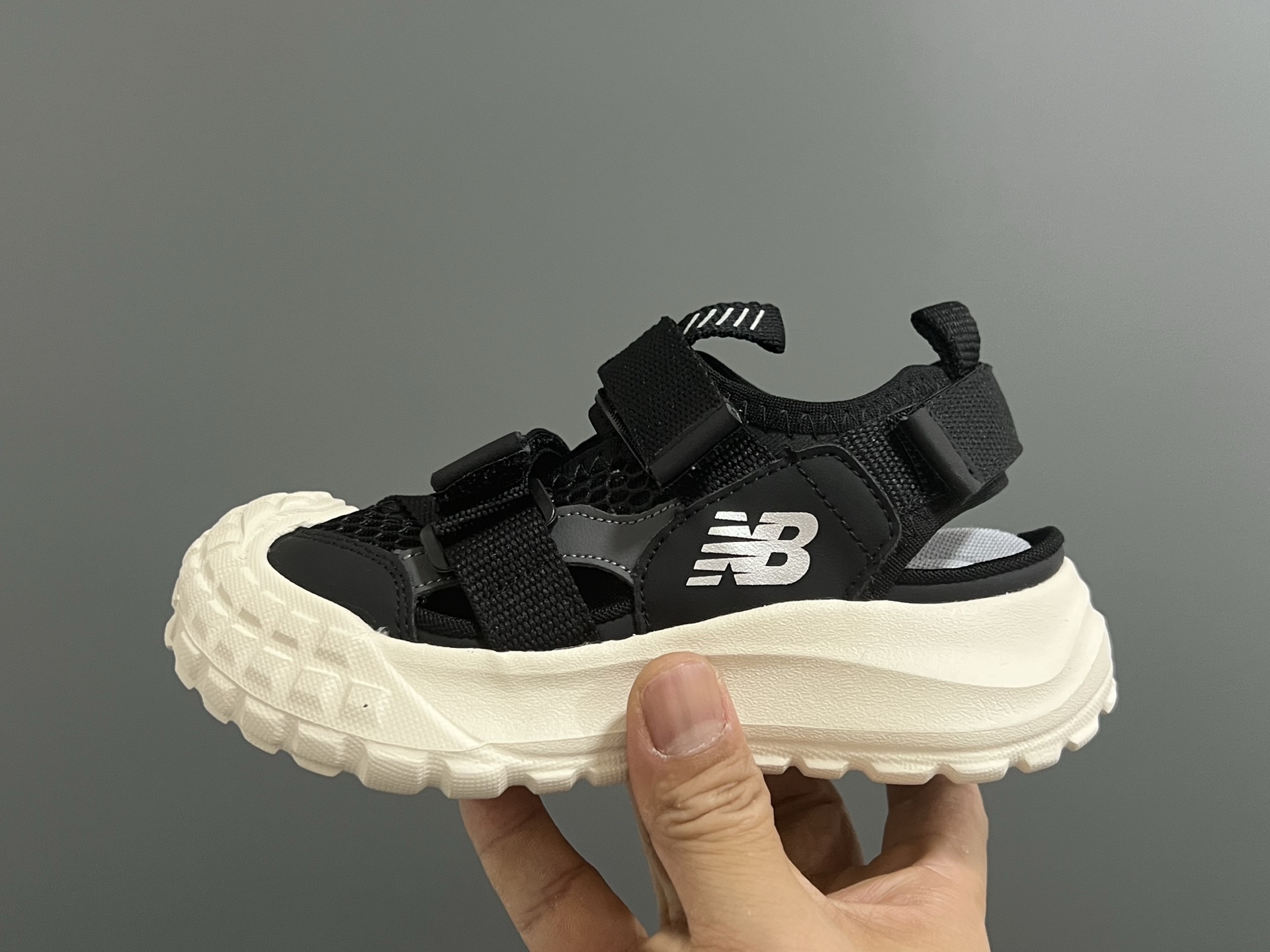 图片[4]-NB新款包头镂空网面儿童凉鞋 尺码：26-37码 轮胎底系列真的超好穿✌🏻 包头镂空网面☁️ 魔术贴设计，穿脱超方便✔️-选品中心