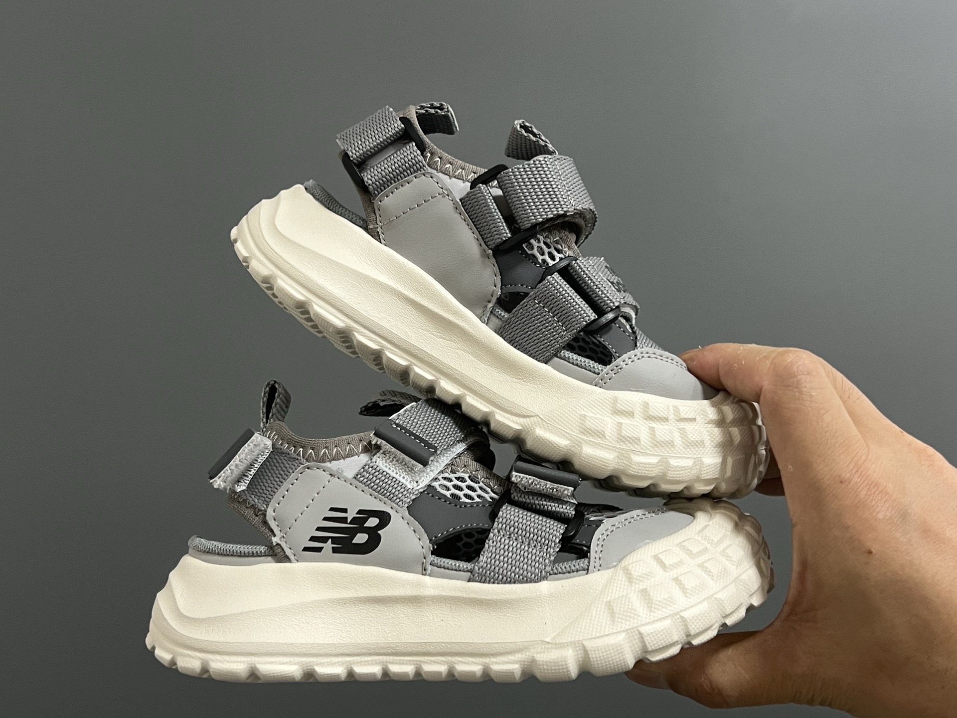 图片[9]-NB新款包头镂空网面儿童凉鞋 尺码：26-37码 轮胎底系列真的超好穿✌🏻 包头镂空网面☁️ 魔术贴设计，穿脱超方便✔️-选品中心