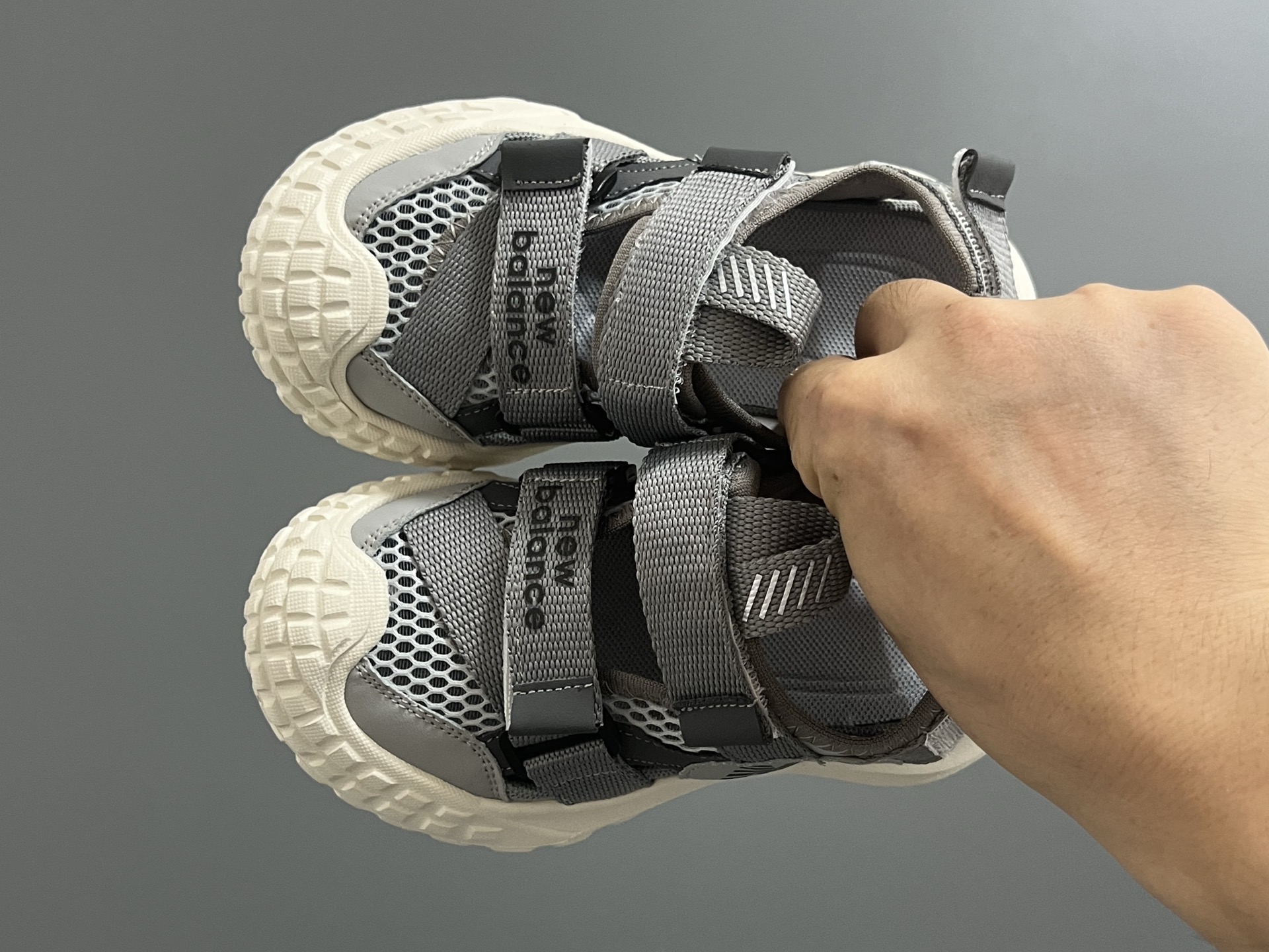 NB新款包头镂空网面儿童凉鞋 尺码：26-37码 轮胎底系列真的超好穿✌🏻 包头镂空网面☁️ 魔术贴设计，穿脱超方便✔️-选品中心