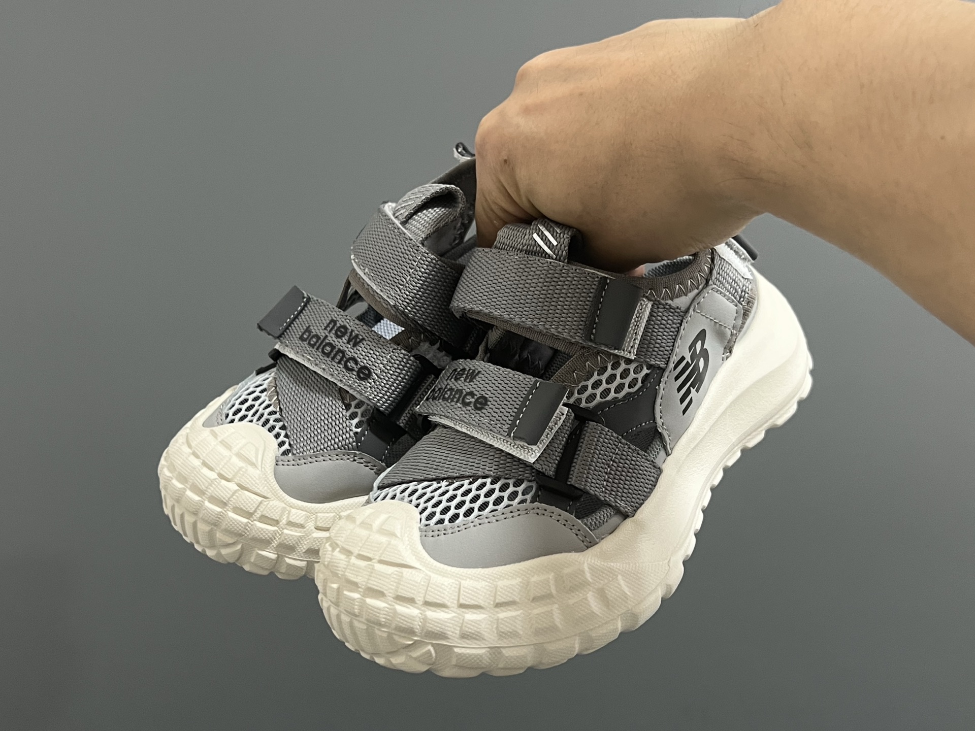 图片[2]-NB新款包头镂空网面儿童凉鞋 尺码：26-37码 轮胎底系列真的超好穿✌🏻 包头镂空网面☁️ 魔术贴设计，穿脱超方便✔️-选品中心