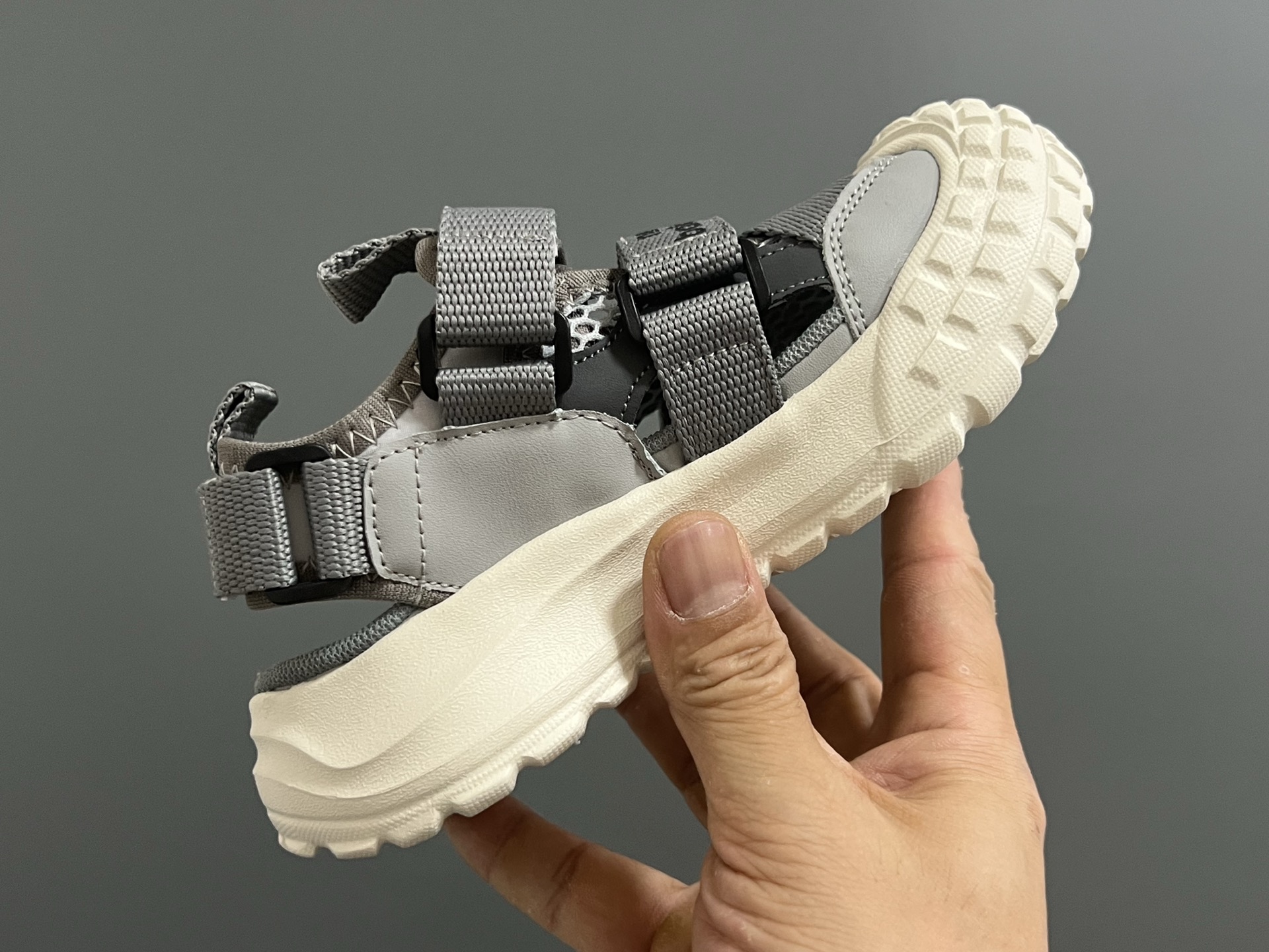 图片[6]-NB新款包头镂空网面儿童凉鞋 尺码：26-37码 轮胎底系列真的超好穿✌🏻 包头镂空网面☁️ 魔术贴设计，穿脱超方便✔️-选品中心