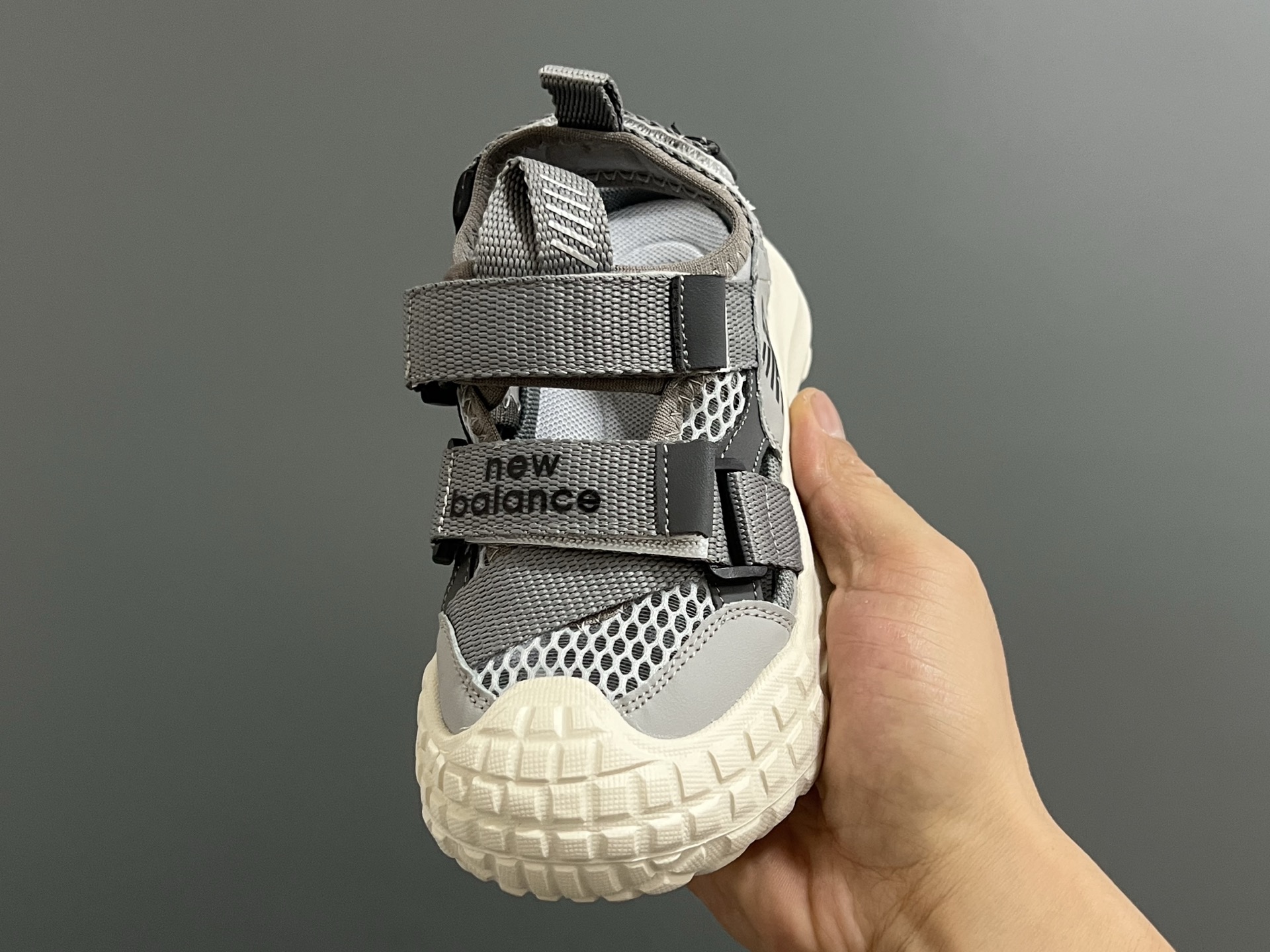 图片[3]-NB新款包头镂空网面儿童凉鞋 尺码：26-37码 轮胎底系列真的超好穿✌🏻 包头镂空网面☁️ 魔术贴设计，穿脱超方便✔️-选品中心