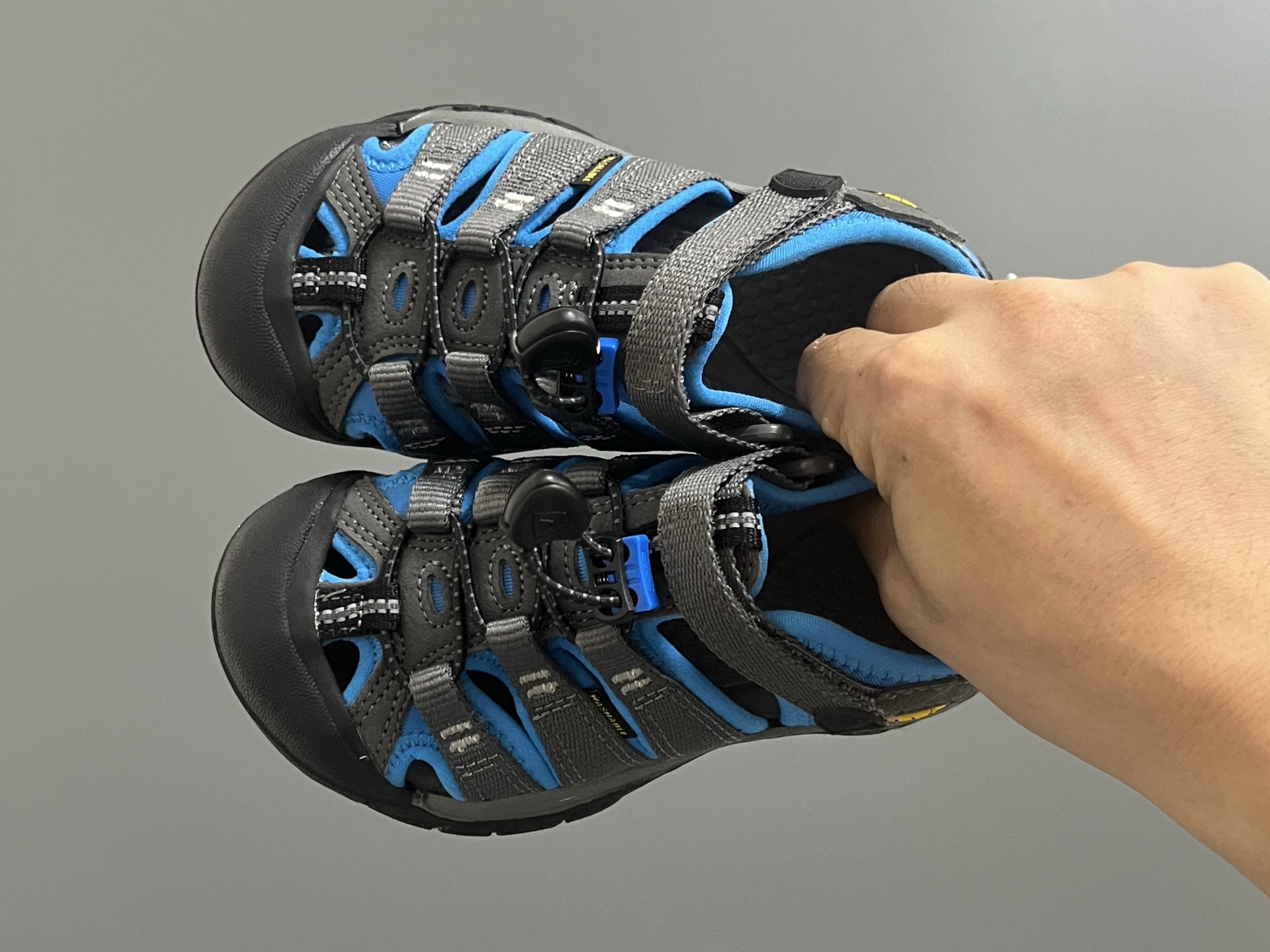 顶配版KEE*潮牌户外儿童涉水溯溪凉鞋 尺码:24-37码 户外大佬—KEEN科恩潮牌⛺️ 优质尼龙材料镂空拼接,透气又舒适☁️ 橡胶耐磨防滑包头大底✅ 应对轻松不管是室内还是户外的各种地形✌🏻 高端客户必入单品❤️-选品中心