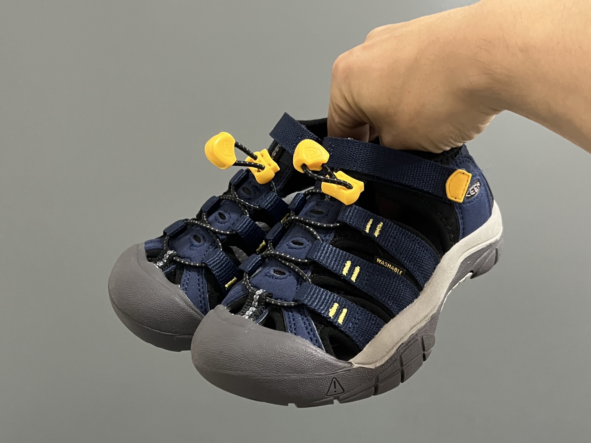 顶配版KEE*潮牌户外儿童涉水溯溪凉鞋 尺码:24-37码 户外大佬—KEEN科恩潮牌⛺️ 优质尼龙材料镂空拼接,透气又舒适☁️ 橡胶耐磨防滑包头大底✅ 应对轻松不管是室内还是户外的各种地形✌🏻 高端客户必入单品❤️-选品中心