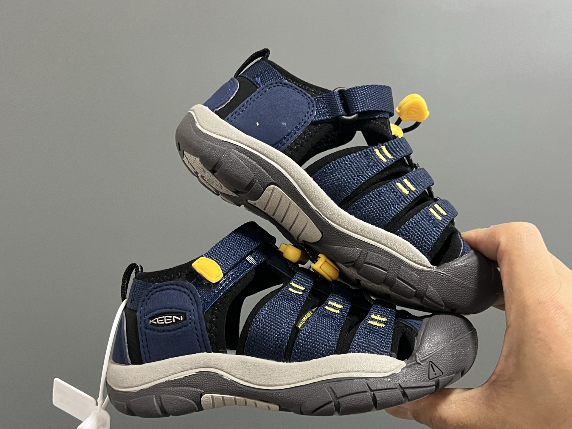 图片[9]-顶配版KEE*潮牌户外儿童涉水溯溪凉鞋 尺码：24-37码 户外大佬—KEEN科恩潮牌⛺️ 优质尼龙材料镂空拼接，透气又舒适☁️ 橡胶耐磨防滑包头大底✅ 应对轻松不管是室内还是户外的各种地形✌🏻 高端客户必入单品❤️-选品中心