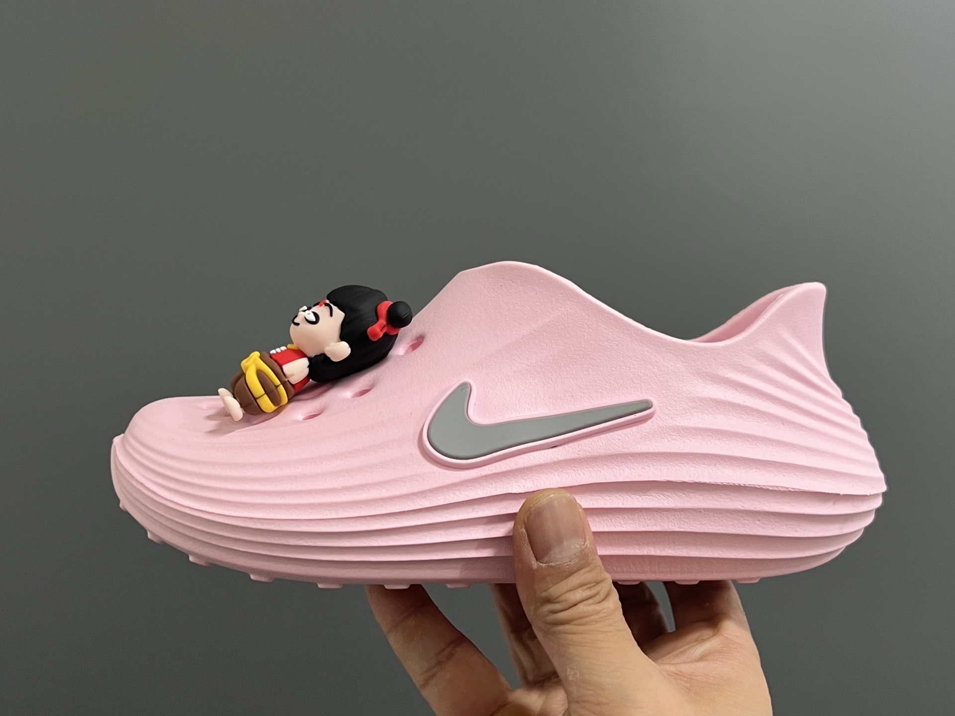 图片[4]-NK 新款洞洞沙滩一脚蹬亲子凉鞋 尺码：28-35码， 经典NK洞洞凉鞋款🏝️ 超轻EVA一体款式，超轻超舒适☁️ 可爱的卡通挂件搭配，上脚爱超可爱☺️ 大人不带配饰，下单注意⚠️-选品中心