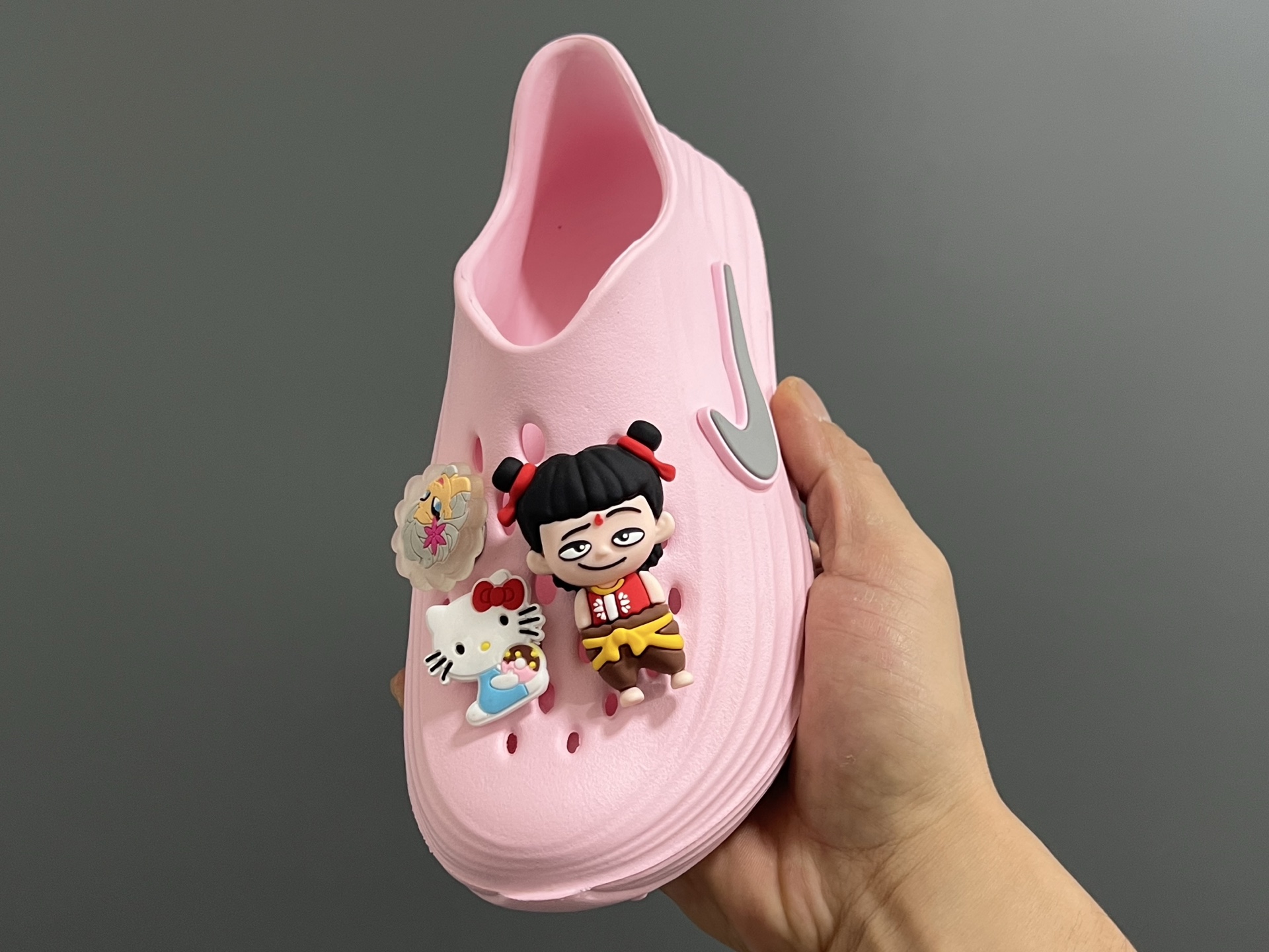 图片[3]-NK 新款洞洞沙滩一脚蹬亲子凉鞋 尺码：28-35码， 经典NK洞洞凉鞋款🏝️ 超轻EVA一体款式，超轻超舒适☁️ 可爱的卡通挂件搭配，上脚爱超可爱☺️ 大人不带配饰，下单注意⚠️-选品中心