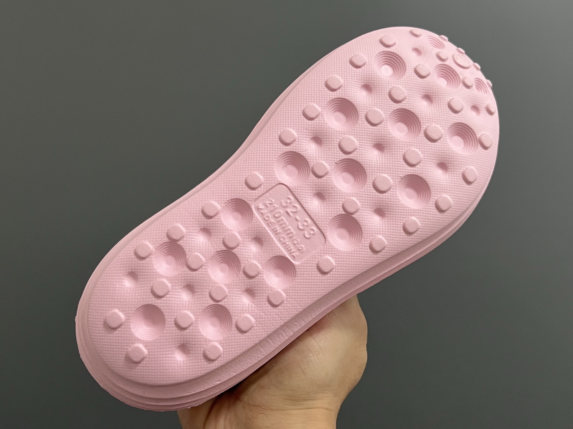 图片[5]-NK 新款洞洞沙滩一脚蹬亲子凉鞋 尺码：28-35码， 经典NK洞洞凉鞋款🏝️ 超轻EVA一体款式，超轻超舒适☁️ 可爱的卡通挂件搭配，上脚爱超可爱☺️ 大人不带配饰，下单注意⚠️-选品中心