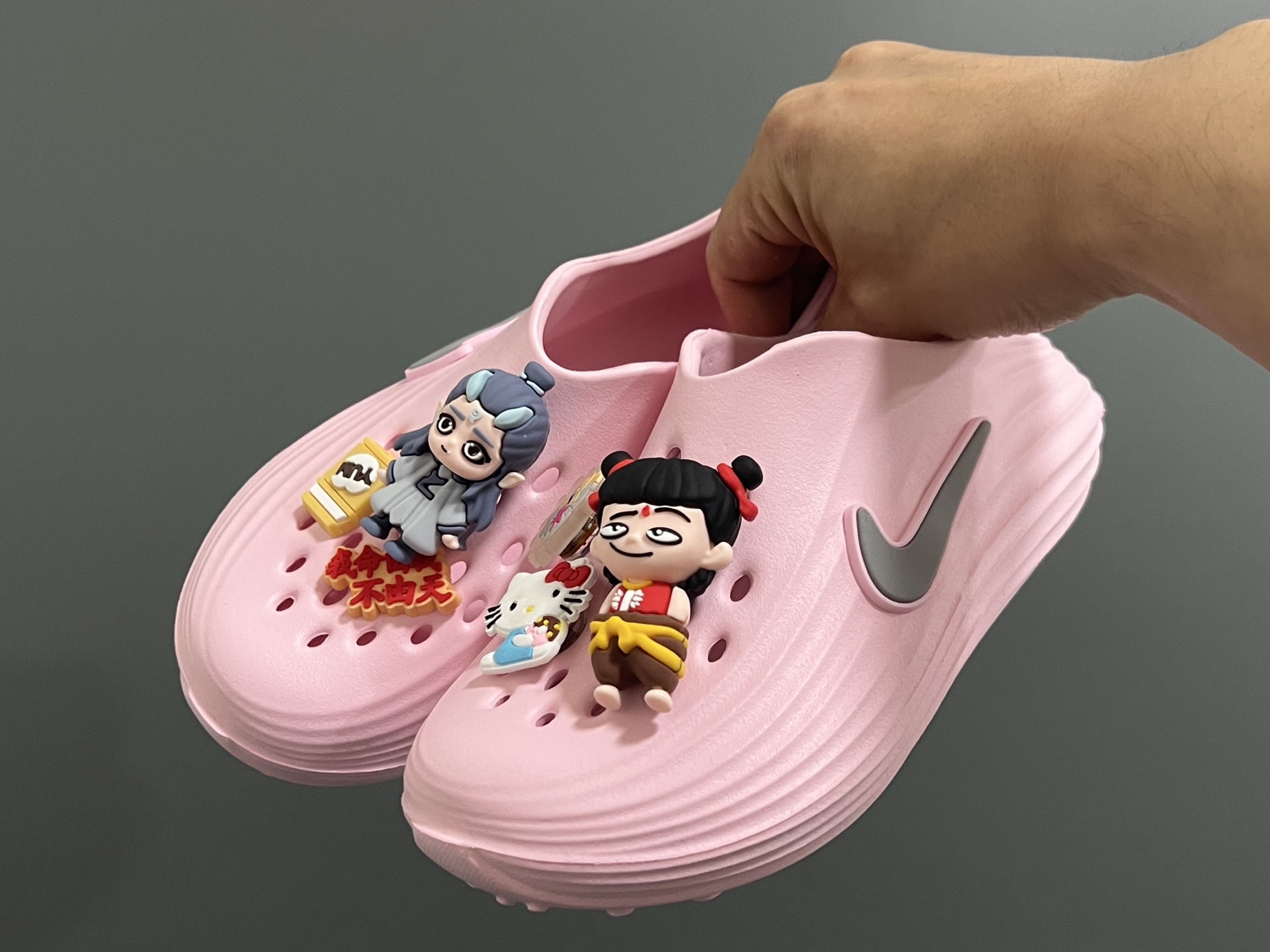 图片[2]-NK 新款洞洞沙滩一脚蹬亲子凉鞋 尺码：28-35码， 经典NK洞洞凉鞋款🏝️ 超轻EVA一体款式，超轻超舒适☁️ 可爱的卡通挂件搭配，上脚爱超可爱☺️ 大人不带配饰，下单注意⚠️-选品中心