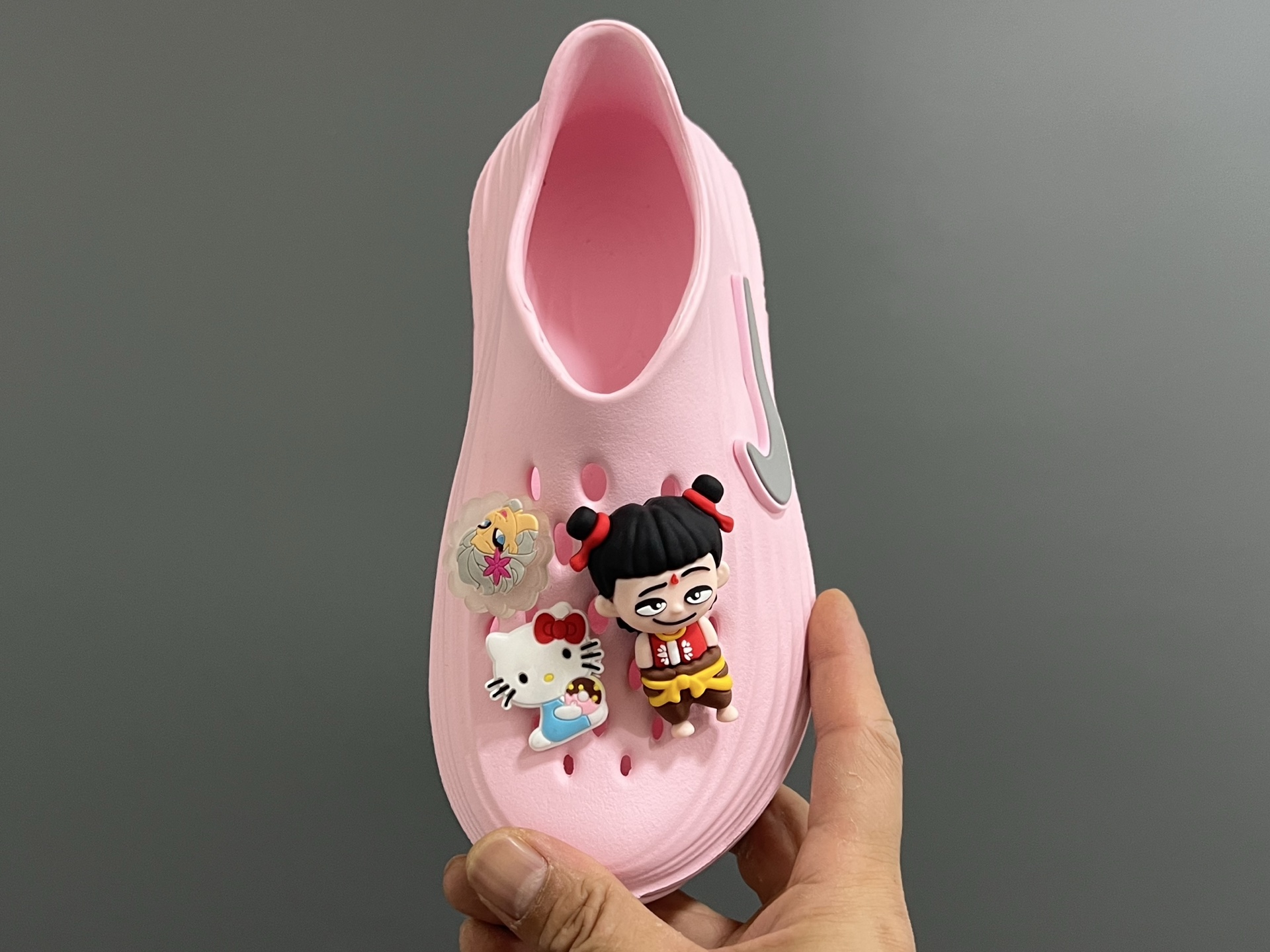 图片[8]-NK 新款洞洞沙滩一脚蹬亲子凉鞋 尺码：28-35码， 经典NK洞洞凉鞋款🏝️ 超轻EVA一体款式，超轻超舒适☁️ 可爱的卡通挂件搭配，上脚爱超可爱☺️ 大人不带配饰，下单注意⚠️-选品中心