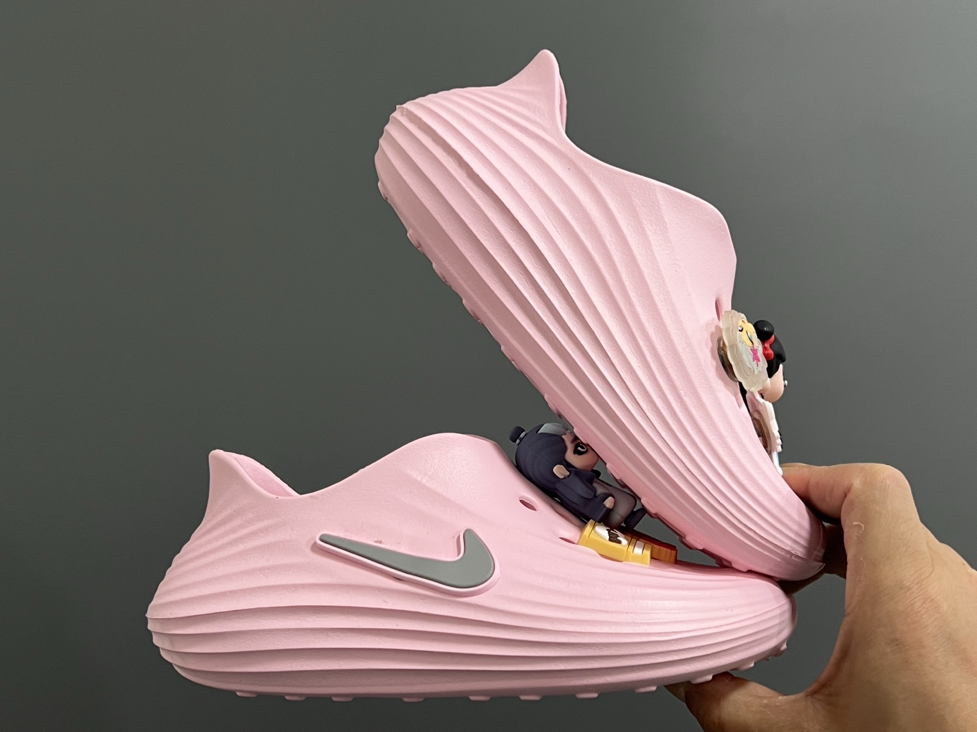 图片[9]-NK 新款洞洞沙滩一脚蹬亲子凉鞋 尺码：28-35码， 经典NK洞洞凉鞋款🏝️ 超轻EVA一体款式，超轻超舒适☁️ 可爱的卡通挂件搭配，上脚爱超可爱☺️ 大人不带配饰，下单注意⚠️-选品中心