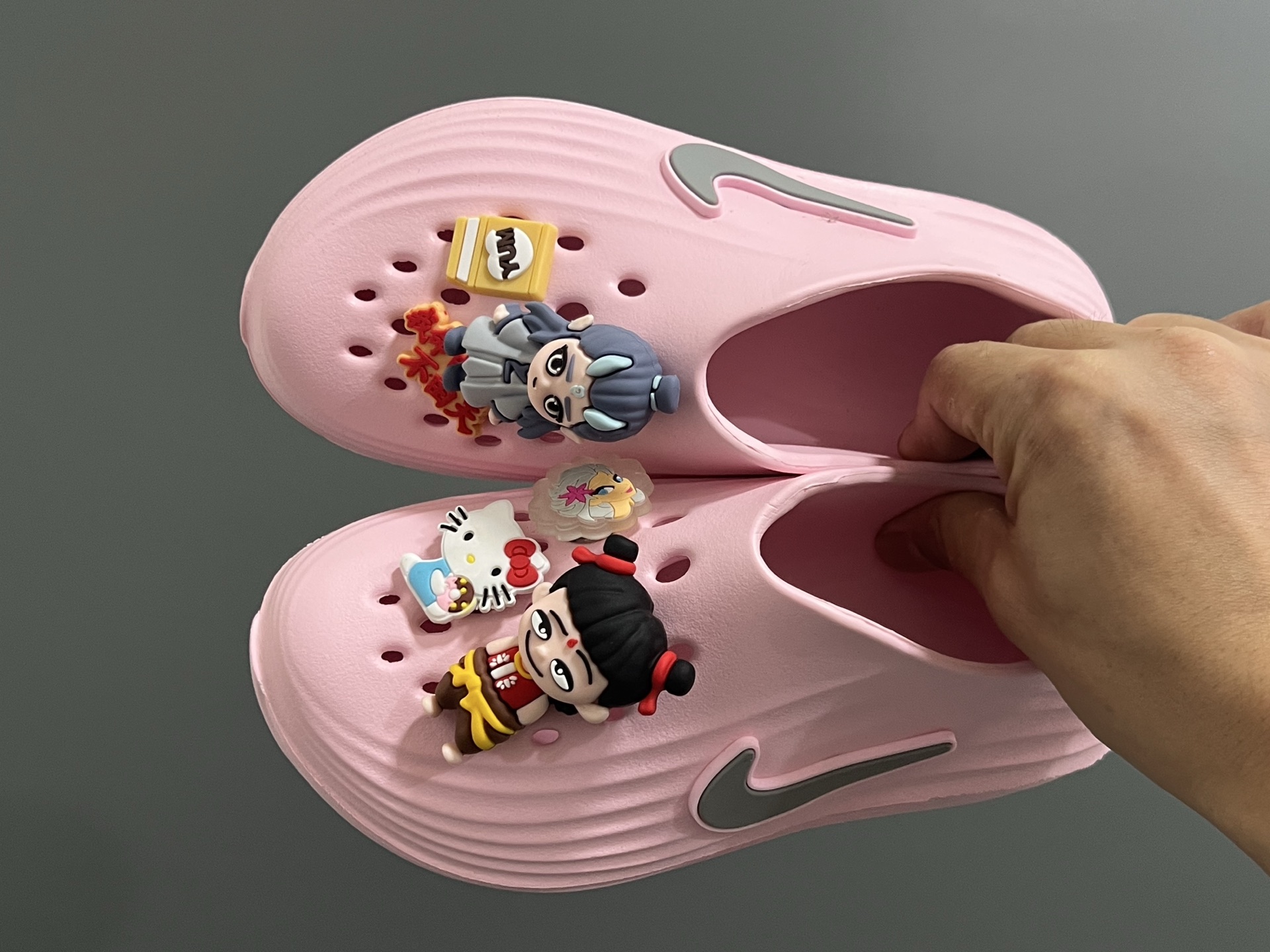 NK 新款洞洞沙滩一脚蹬亲子凉鞋 尺码：28-35码， 经典NK洞洞凉鞋款🏝️ 超轻EVA一体款式，超轻超舒适☁️ 可爱的卡通挂件搭配，上脚爱超可爱☺️ 大人不带配饰，下单注意⚠️-选品中心