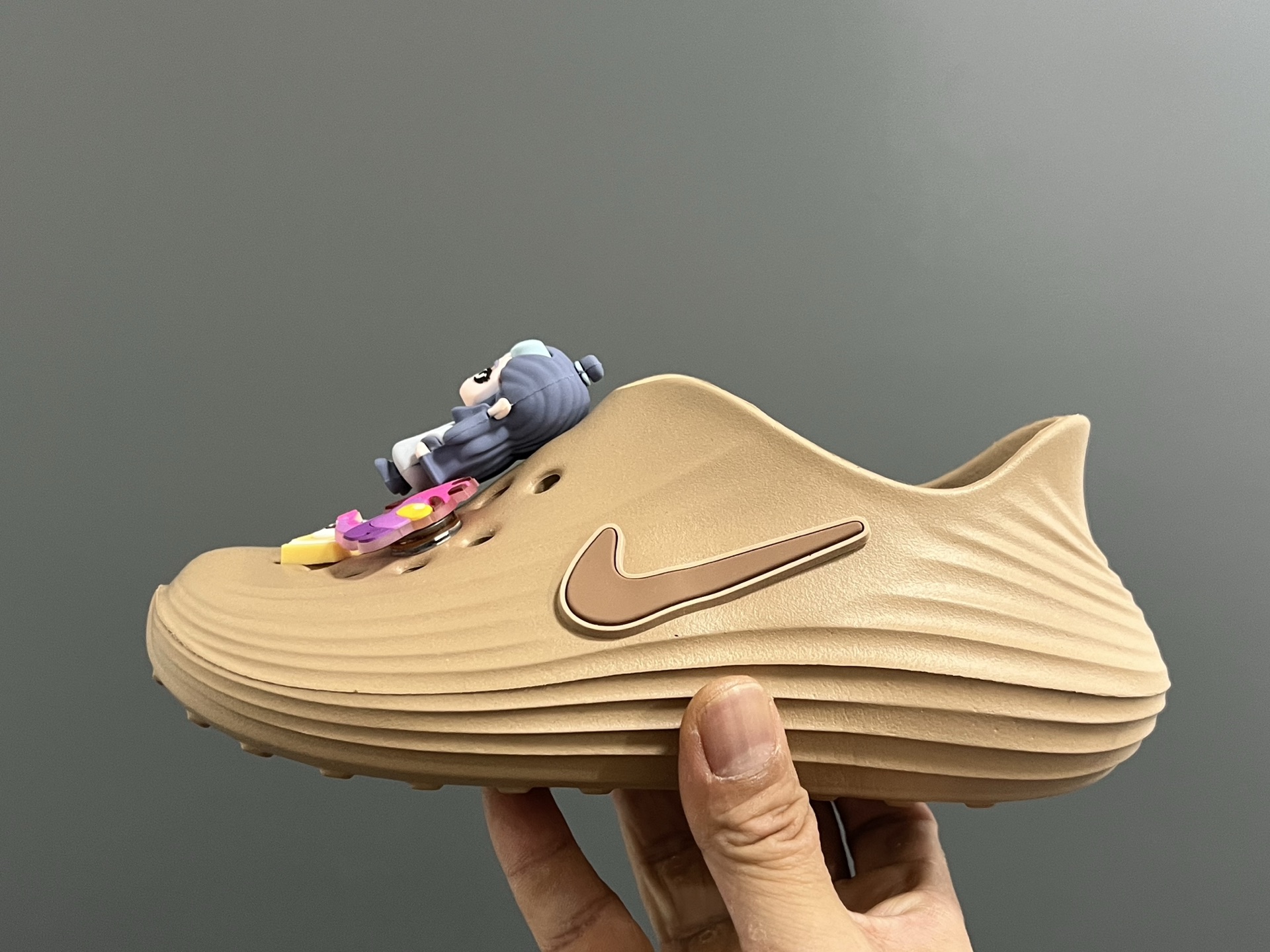 图片[4]-NK 新款洞洞沙滩一脚蹬亲子凉鞋 尺码：28-35码， 经典NK洞洞凉鞋款🏝️ 超轻EVA一体款式，超轻超舒适☁️ 可爱的卡通挂件搭配，上脚爱超可爱☺️ 大人不带配饰，下单注意⚠️-选品中心