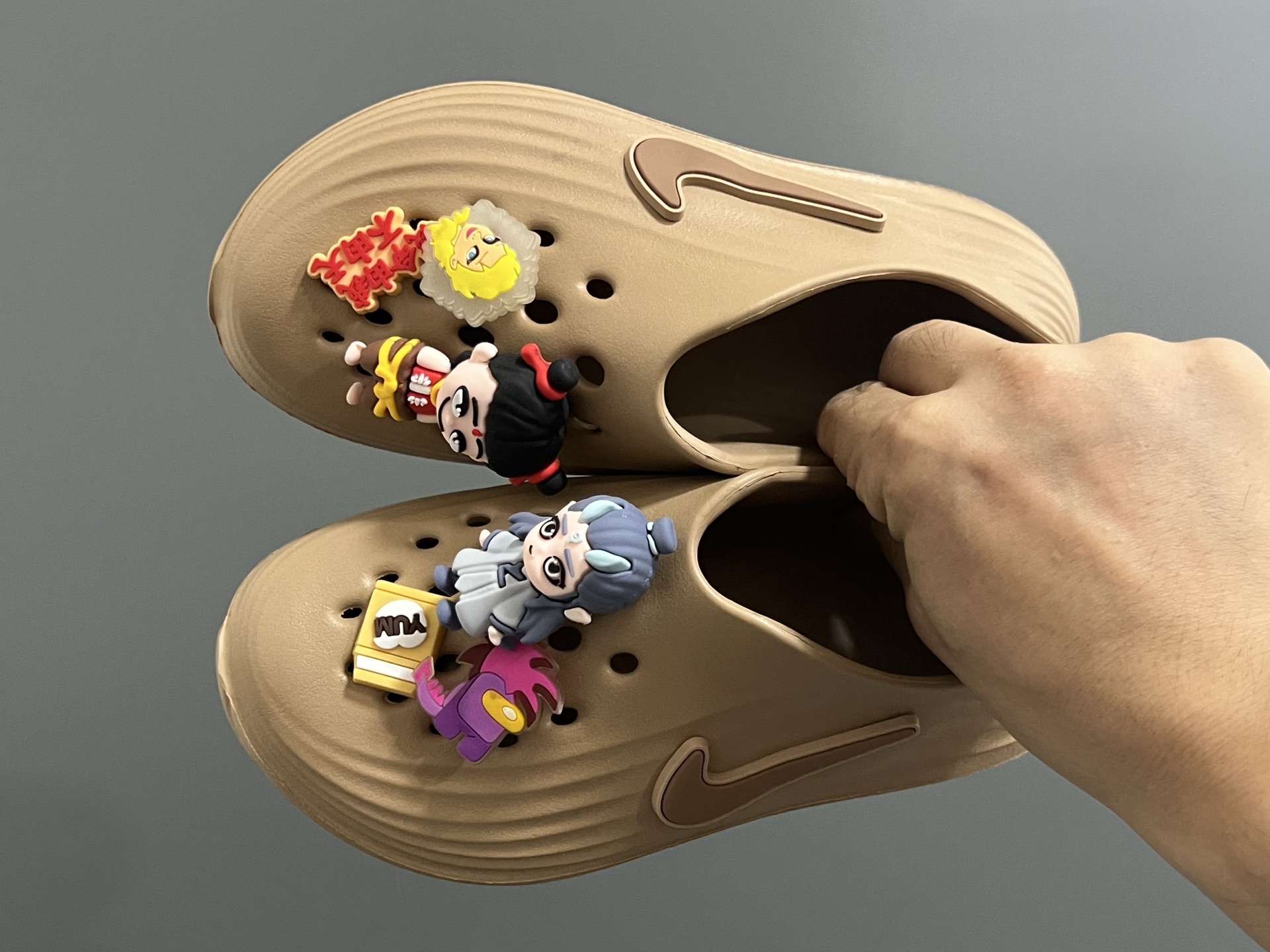 NK 新款洞洞沙滩一脚蹬亲子凉鞋 尺码：28-35码， 经典NK洞洞凉鞋款🏝️ 超轻EVA一体款式，超轻超舒适☁️ 可爱的卡通挂件搭配，上脚爱超可爱☺️ 大人不带配饰，下单注意⚠️-选品中心