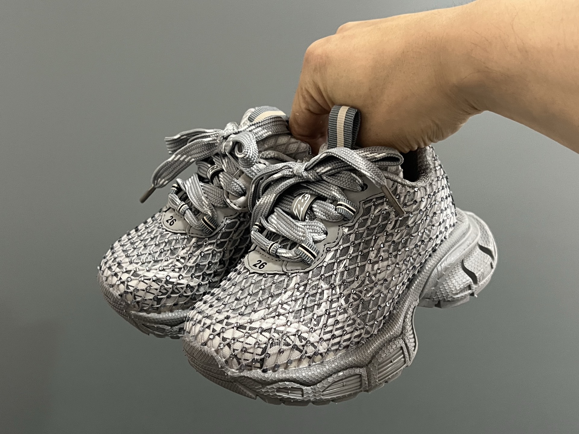 图片[2]-巴家新款闪钻魔术贴设计儿童老爹鞋 尺码：26-37码 经典巴黎世家闪钻系列🌟 网面设计，透气舒适不闷脚☁️ 老爹系列，时髦又洋气✨ 魔术贴设计，穿脱方便✌🏻-选品中心