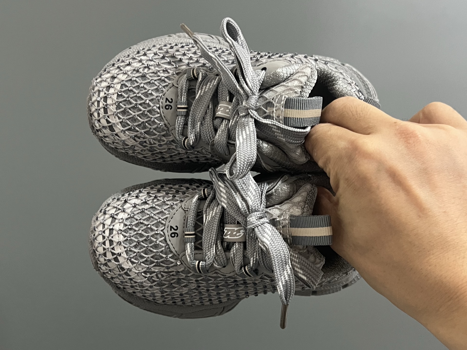 巴家新款闪钻魔术贴设计儿童老爹鞋 尺码：26-37码 经典巴黎世家闪钻系列🌟 网面设计，透气舒适不闷脚☁️ 老爹系列，时髦又洋气✨ 魔术贴设计，穿脱方便✌🏻-选品中心