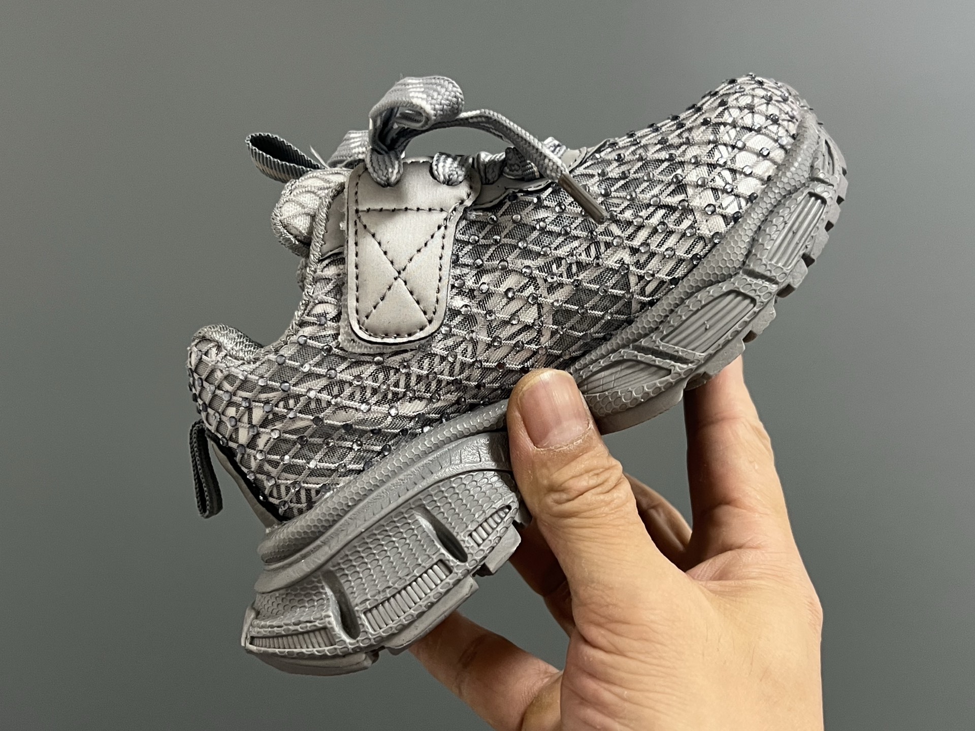 图片[6]-巴家新款闪钻魔术贴设计儿童老爹鞋 尺码：26-37码 经典巴黎世家闪钻系列🌟 网面设计，透气舒适不闷脚☁️ 老爹系列，时髦又洋气✨ 魔术贴设计，穿脱方便✌🏻-选品中心