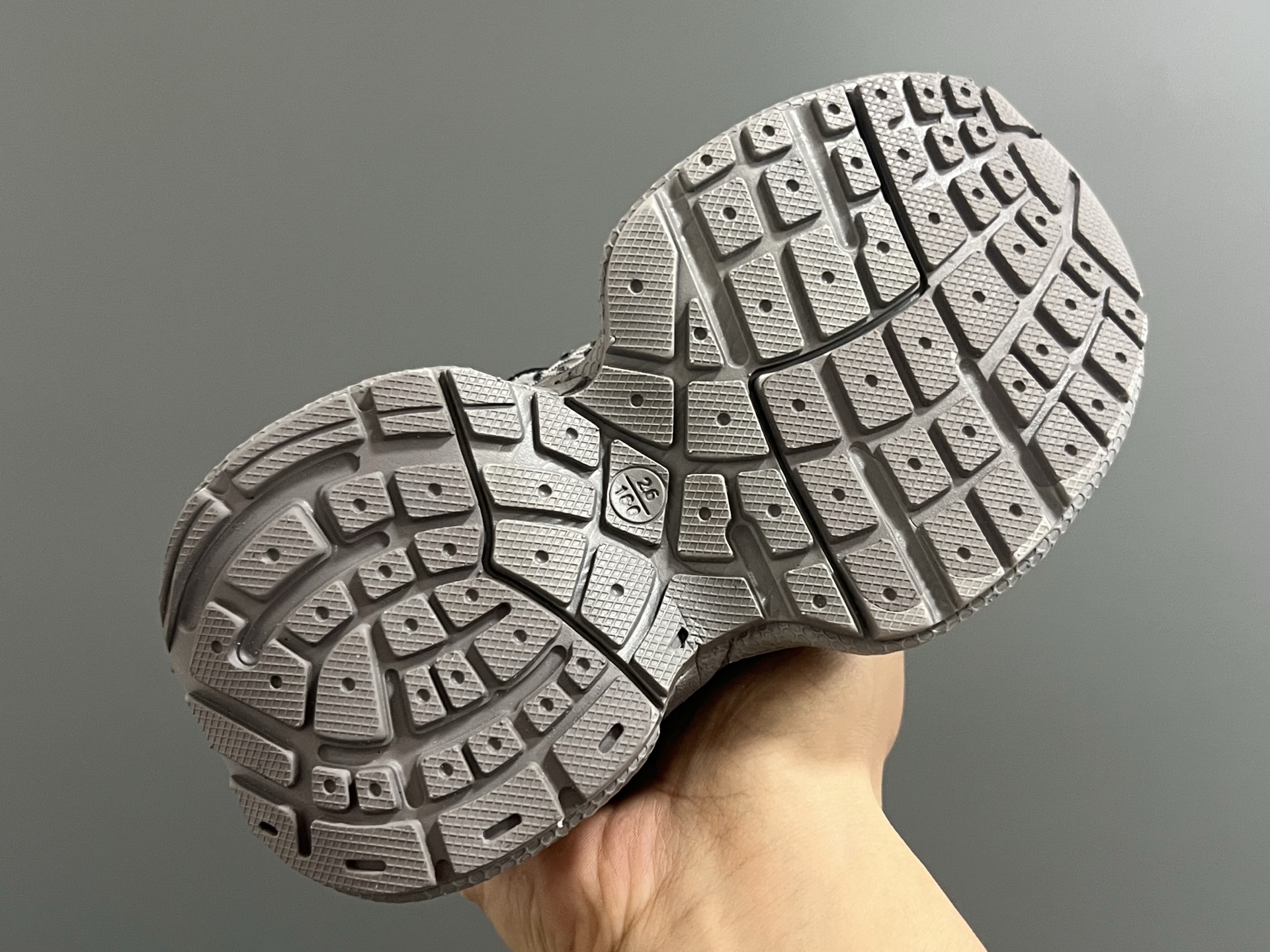 图片[7]-巴家新款闪钻魔术贴设计儿童老爹鞋 尺码：26-37码 经典巴黎世家闪钻系列🌟 网面设计，透气舒适不闷脚☁️ 老爹系列，时髦又洋气✨ 魔术贴设计，穿脱方便✌🏻-选品中心