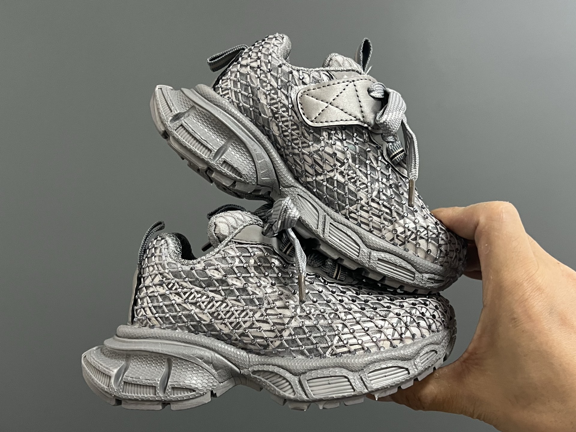 图片[9]-巴家新款闪钻魔术贴设计儿童老爹鞋 尺码：26-37码 经典巴黎世家闪钻系列🌟 网面设计，透气舒适不闷脚☁️ 老爹系列，时髦又洋气✨ 魔术贴设计，穿脱方便✌🏻-选品中心