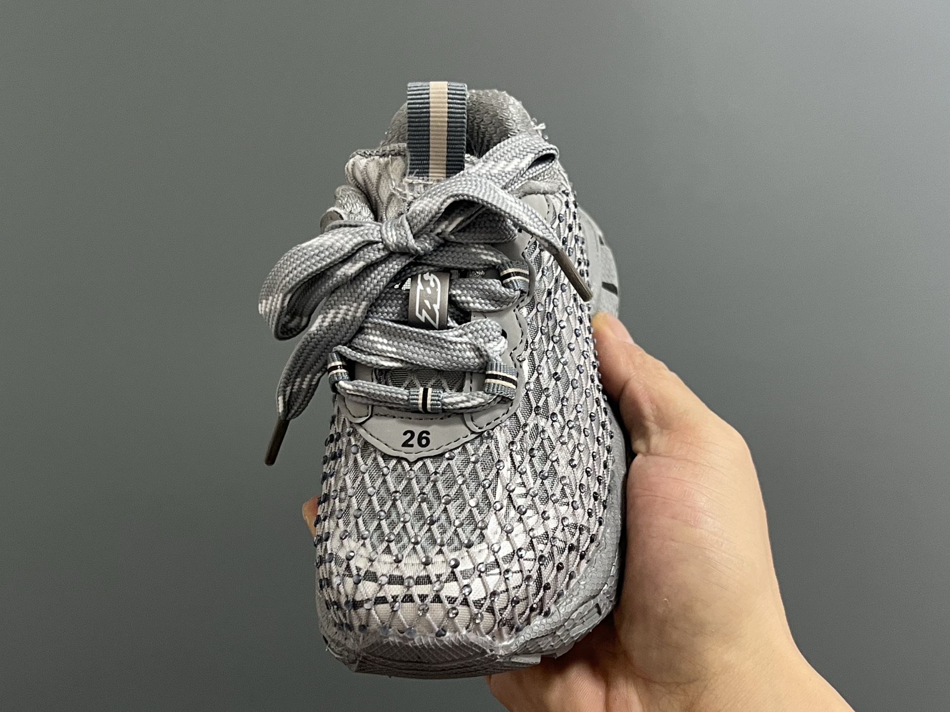 图片[3]-巴家新款闪钻魔术贴设计儿童老爹鞋 尺码：26-37码 经典巴黎世家闪钻系列🌟 网面设计，透气舒适不闷脚☁️ 老爹系列，时髦又洋气✨ 魔术贴设计，穿脱方便✌🏻-选品中心