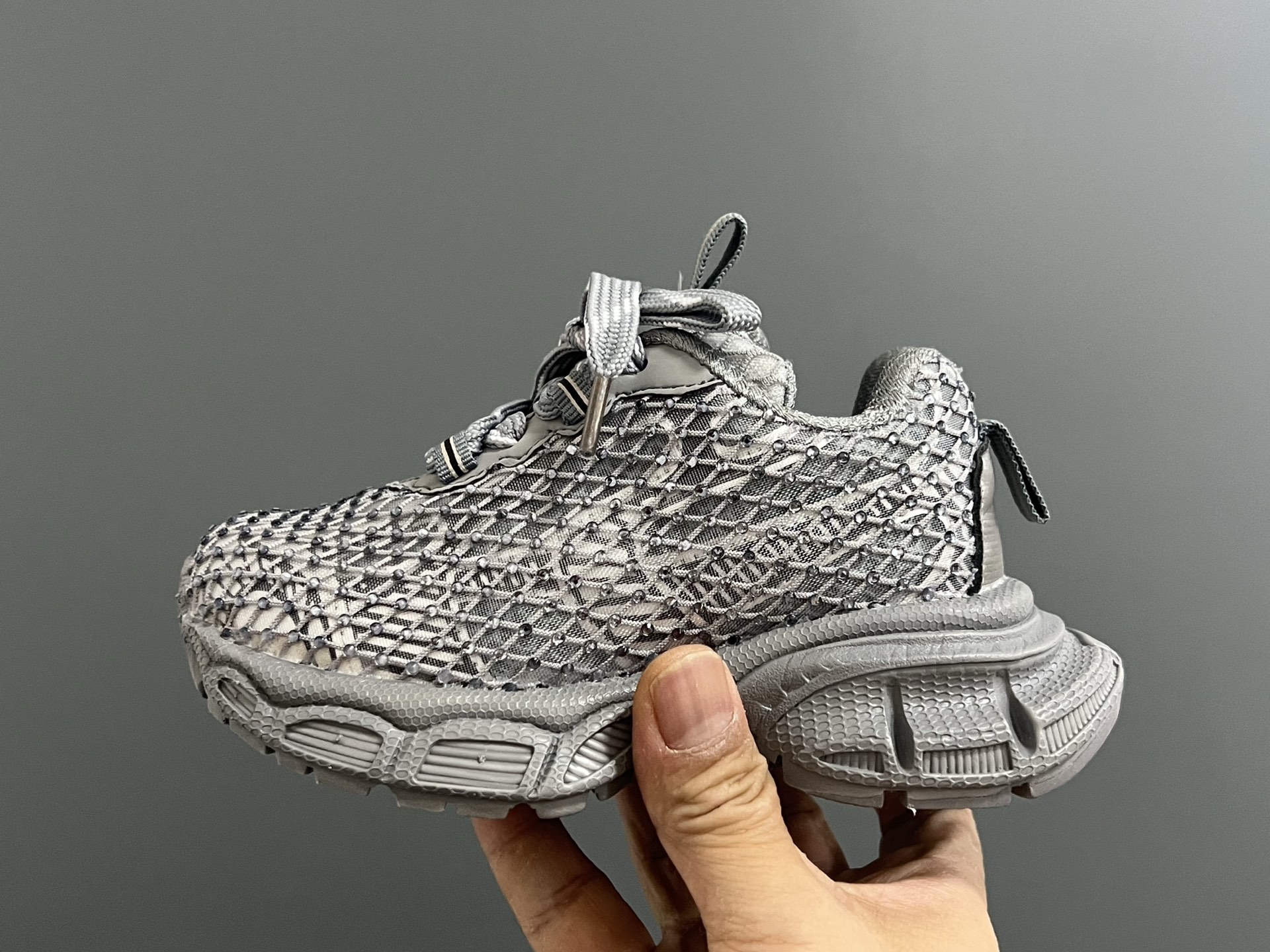 图片[4]-巴家新款闪钻魔术贴设计儿童老爹鞋 尺码：26-37码 经典巴黎世家闪钻系列🌟 网面设计，透气舒适不闷脚☁️ 老爹系列，时髦又洋气✨ 魔术贴设计，穿脱方便✌🏻-选品中心