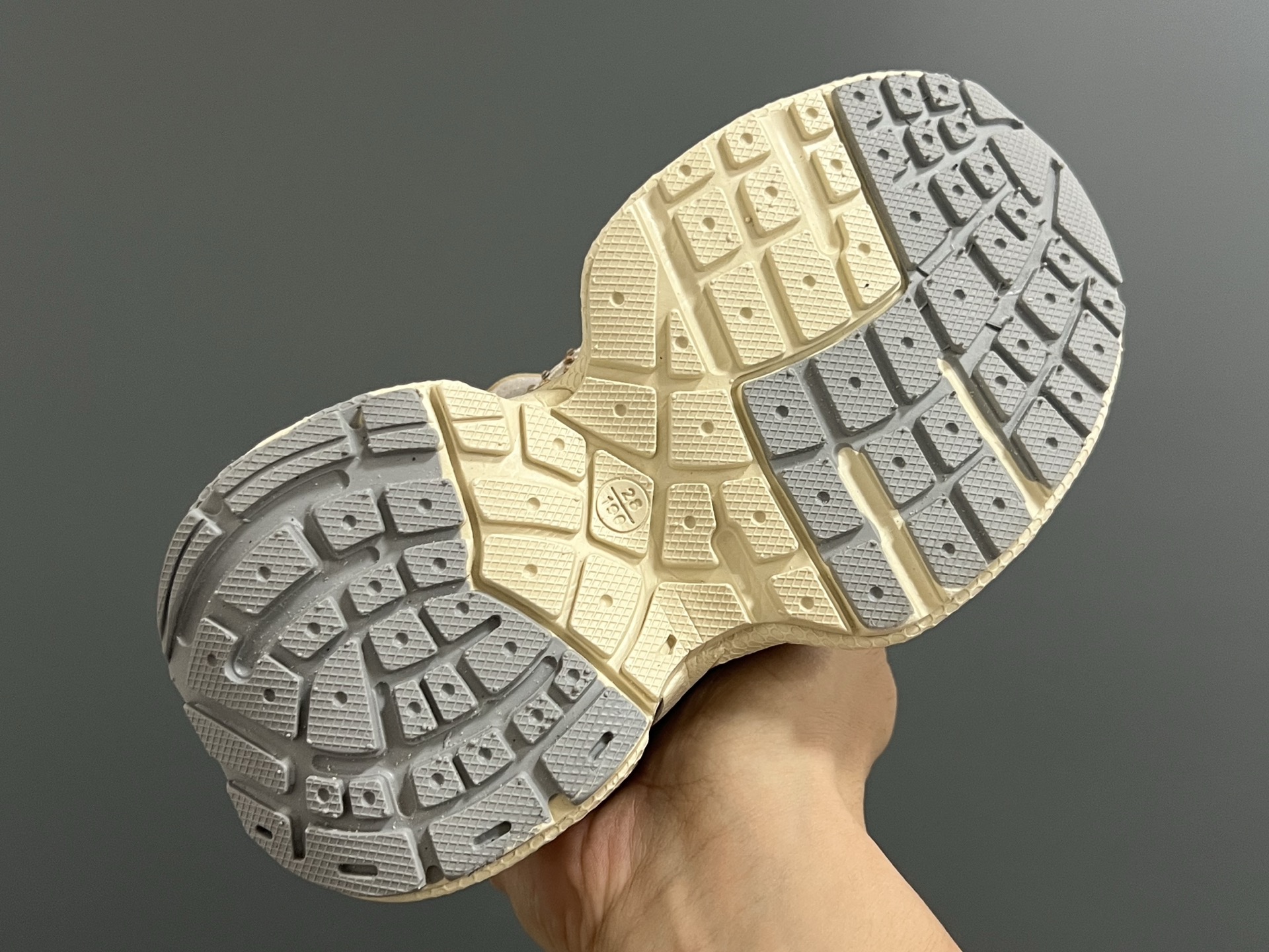 图片[5]-巴家新款闪钻魔术贴设计儿童老爹鞋 尺码：26-37码 经典巴黎世家闪钻系列🌟 网面设计，透气舒适不闷脚☁️ 老爹系列，时髦又洋气✨ 魔术贴设计，穿脱方便✌🏻-选品中心