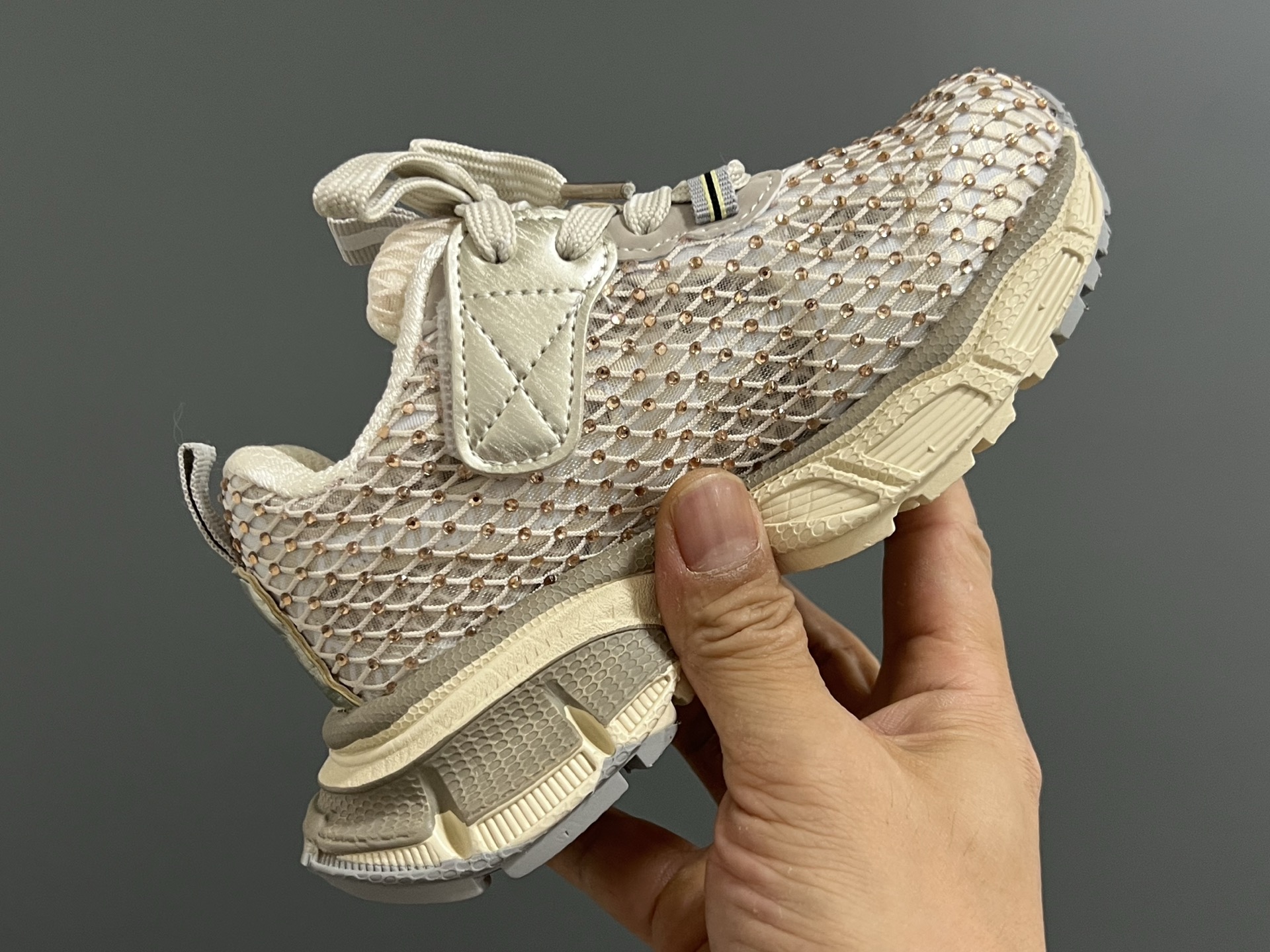 图片[6]-巴家新款闪钻魔术贴设计儿童老爹鞋 尺码：26-37码 经典巴黎世家闪钻系列🌟 网面设计，透气舒适不闷脚☁️ 老爹系列，时髦又洋气✨ 魔术贴设计，穿脱方便✌🏻-选品中心