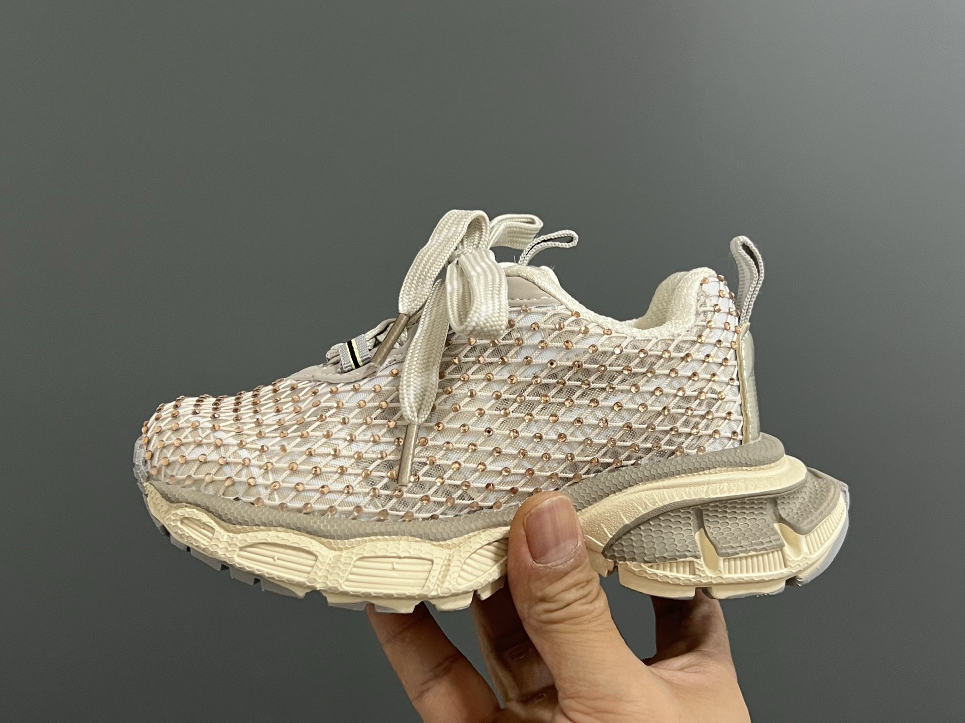 图片[4]-巴家新款闪钻魔术贴设计儿童老爹鞋 尺码：26-37码 经典巴黎世家闪钻系列🌟 网面设计，透气舒适不闷脚☁️ 老爹系列，时髦又洋气✨ 魔术贴设计，穿脱方便✌🏻-选品中心