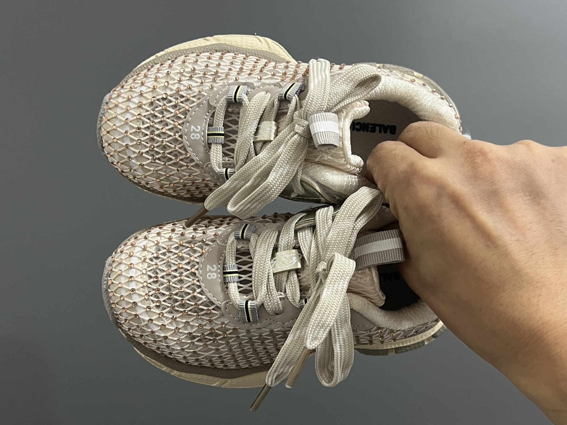 图片[2]-巴家新款闪钻魔术贴设计儿童老爹鞋 尺码：26-37码 经典巴黎世家闪钻系列🌟 网面设计，透气舒适不闷脚☁️ 老爹系列，时髦又洋气✨ 魔术贴设计，穿脱方便✌🏻-选品中心