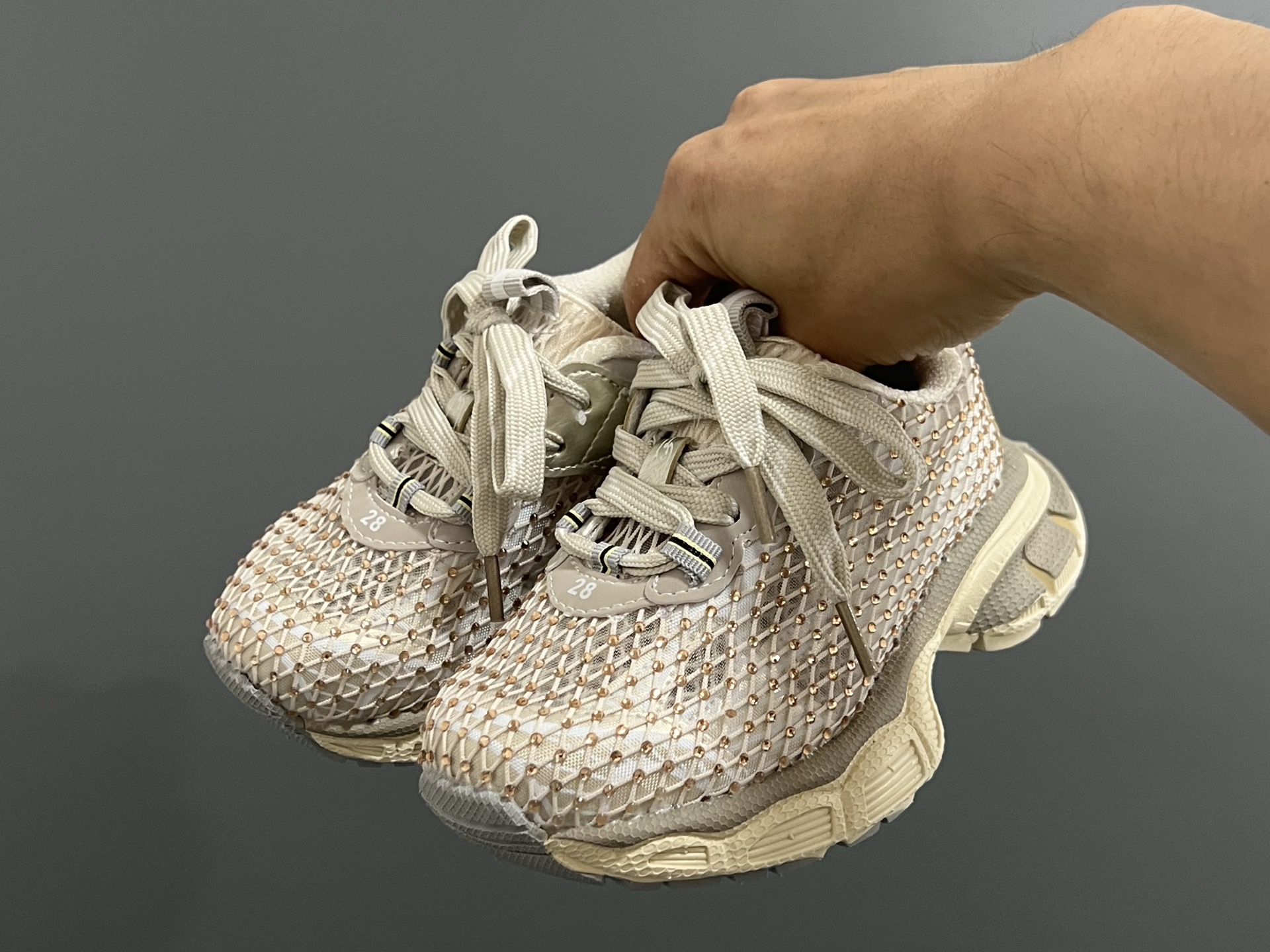 巴家新款闪钻魔术贴设计儿童老爹鞋 尺码：26-37码 经典巴黎世家闪钻系列🌟 网面设计，透气舒适不闷脚☁️ 老爹系列，时髦又洋气✨ 魔术贴设计，穿脱方便✌🏻-选品中心