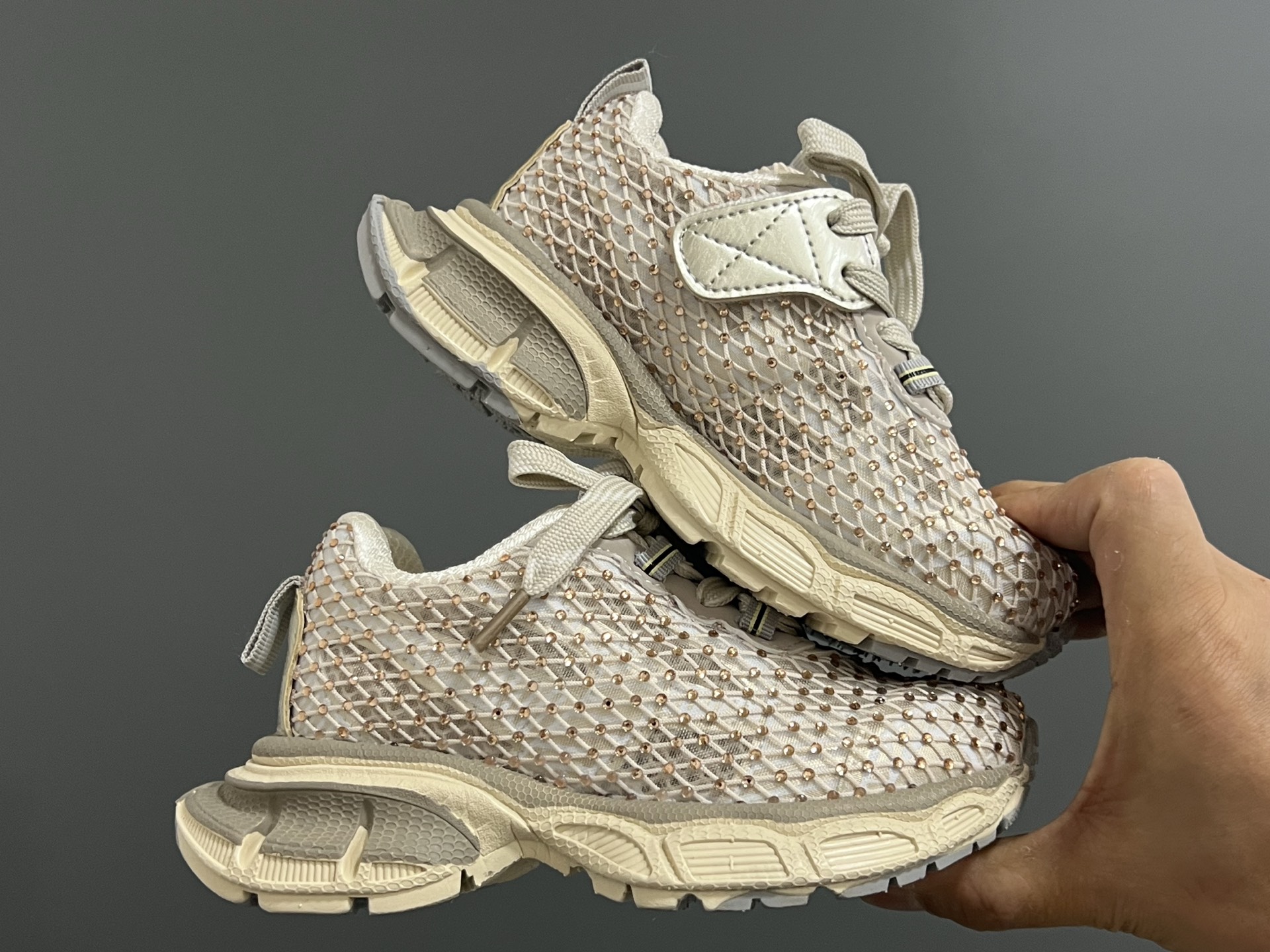 图片[9]-巴家新款闪钻魔术贴设计儿童老爹鞋 尺码：26-37码 经典巴黎世家闪钻系列🌟 网面设计，透气舒适不闷脚☁️ 老爹系列，时髦又洋气✨ 魔术贴设计，穿脱方便✌🏻-选品中心