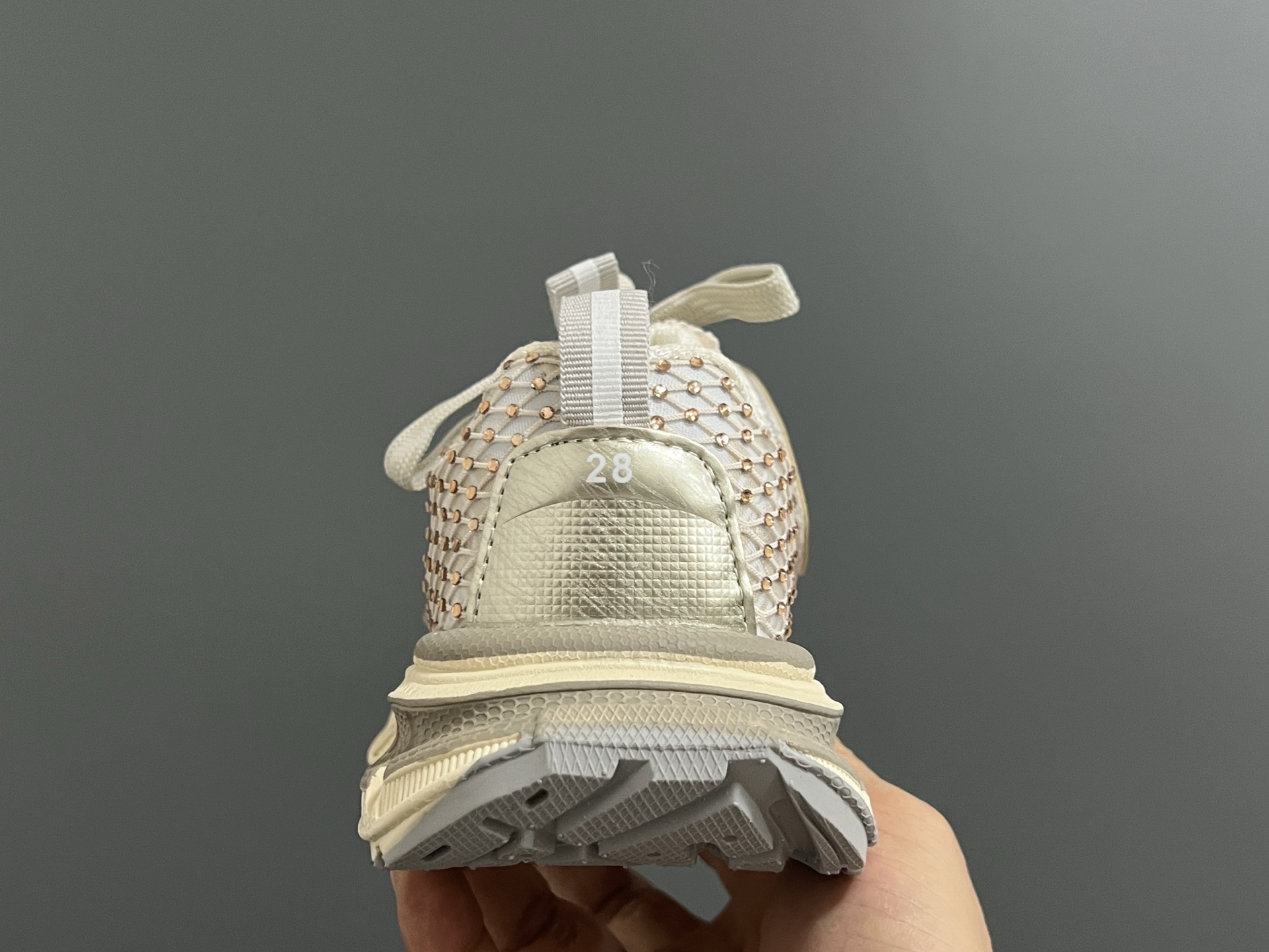 图片[7]-巴家新款闪钻魔术贴设计儿童老爹鞋 尺码：26-37码 经典巴黎世家闪钻系列🌟 网面设计，透气舒适不闷脚☁️ 老爹系列，时髦又洋气✨ 魔术贴设计，穿脱方便✌🏻-选品中心