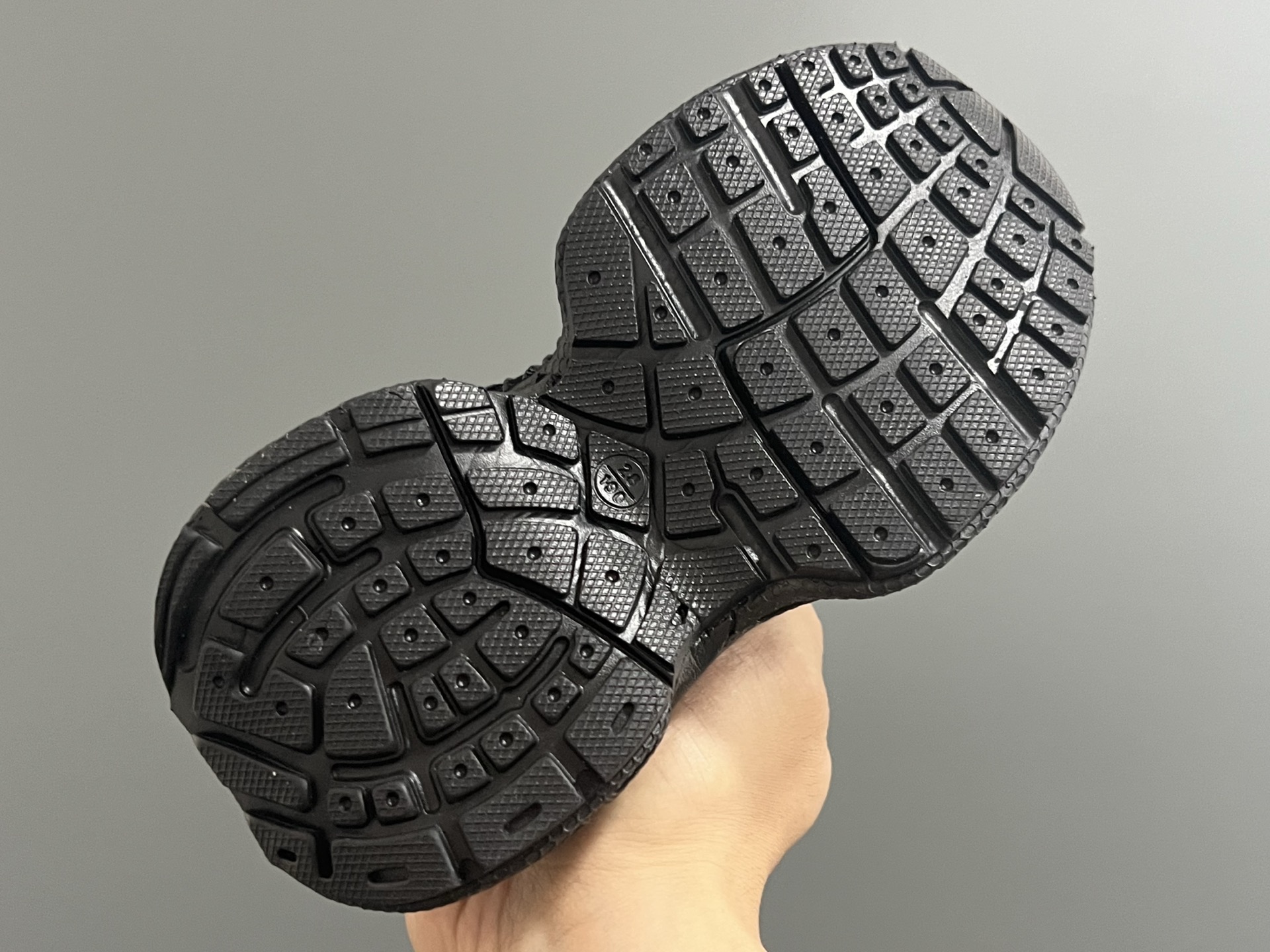 图片[5]-巴家新款闪钻魔术贴设计儿童老爹鞋 尺码：26-37码 经典巴黎世家闪钻系列🌟 网面设计，透气舒适不闷脚☁️ 老爹系列，时髦又洋气✨ 魔术贴设计，穿脱方便✌🏻-选品中心