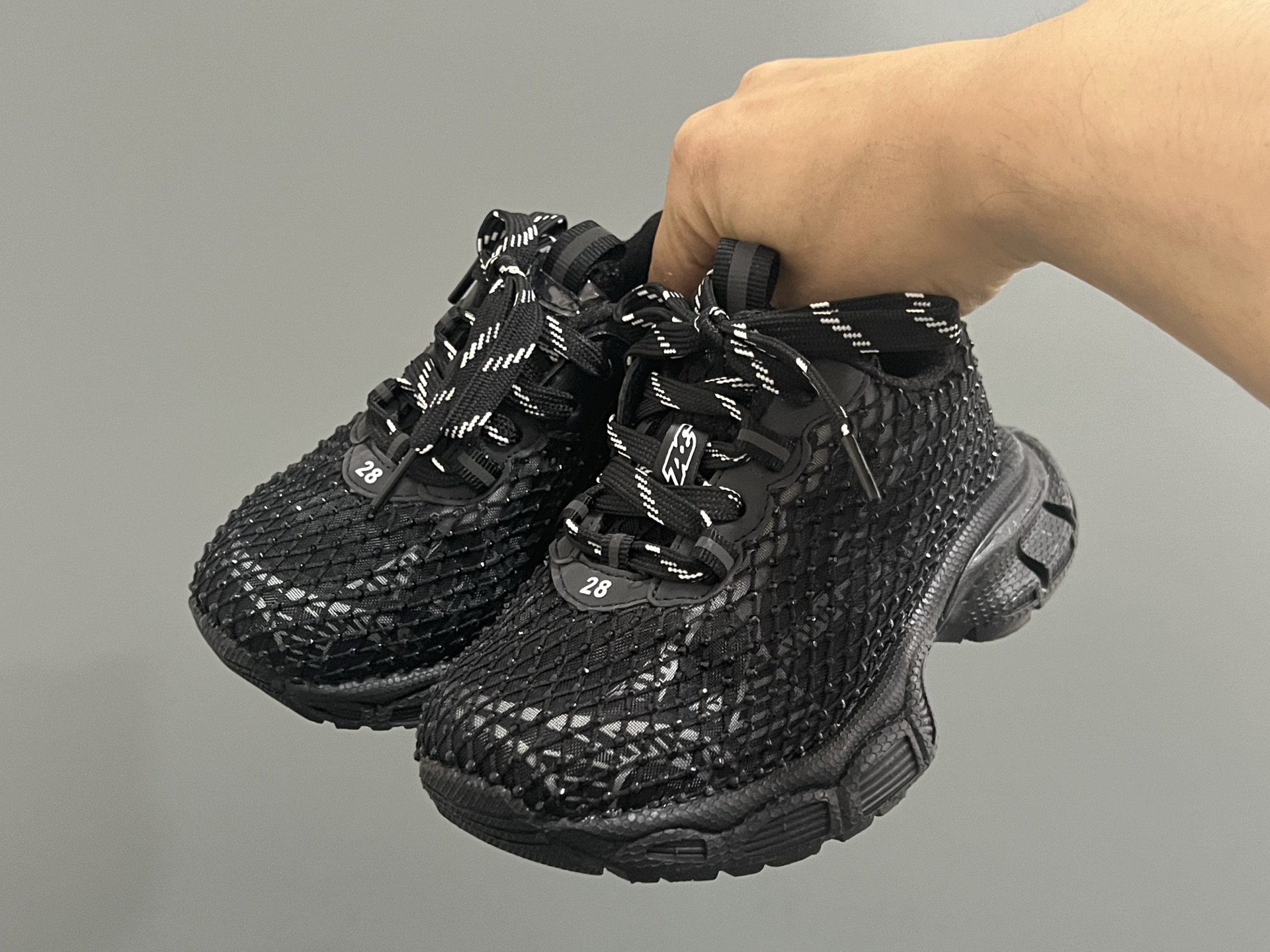 图片[2]-巴家新款闪钻魔术贴设计儿童老爹鞋 尺码：26-37码 经典巴黎世家闪钻系列🌟 网面设计，透气舒适不闷脚☁️ 老爹系列，时髦又洋气✨ 魔术贴设计，穿脱方便✌🏻-选品中心