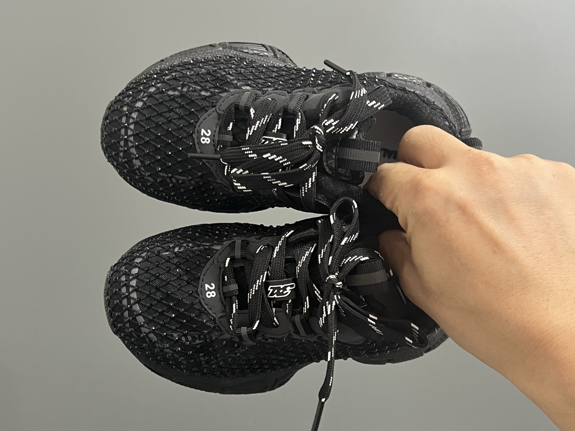 巴家新款闪钻魔术贴设计儿童老爹鞋 尺码：26-37码 经典巴黎世家闪钻系列🌟 网面设计，透气舒适不闷脚☁️ 老爹系列，时髦又洋气✨ 魔术贴设计，穿脱方便✌🏻-选品中心