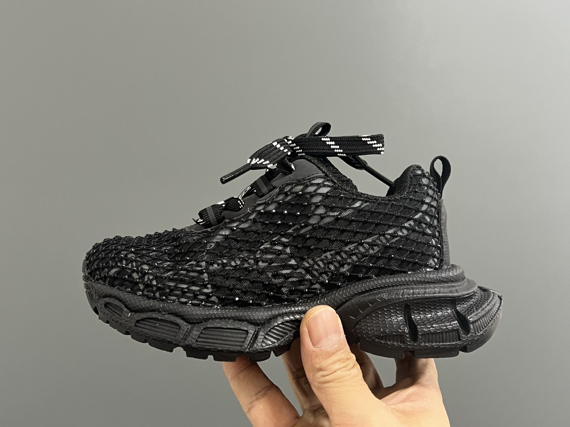 图片[4]-巴家新款闪钻魔术贴设计儿童老爹鞋 尺码：26-37码 经典巴黎世家闪钻系列🌟 网面设计，透气舒适不闷脚☁️ 老爹系列，时髦又洋气✨ 魔术贴设计，穿脱方便✌🏻-选品中心