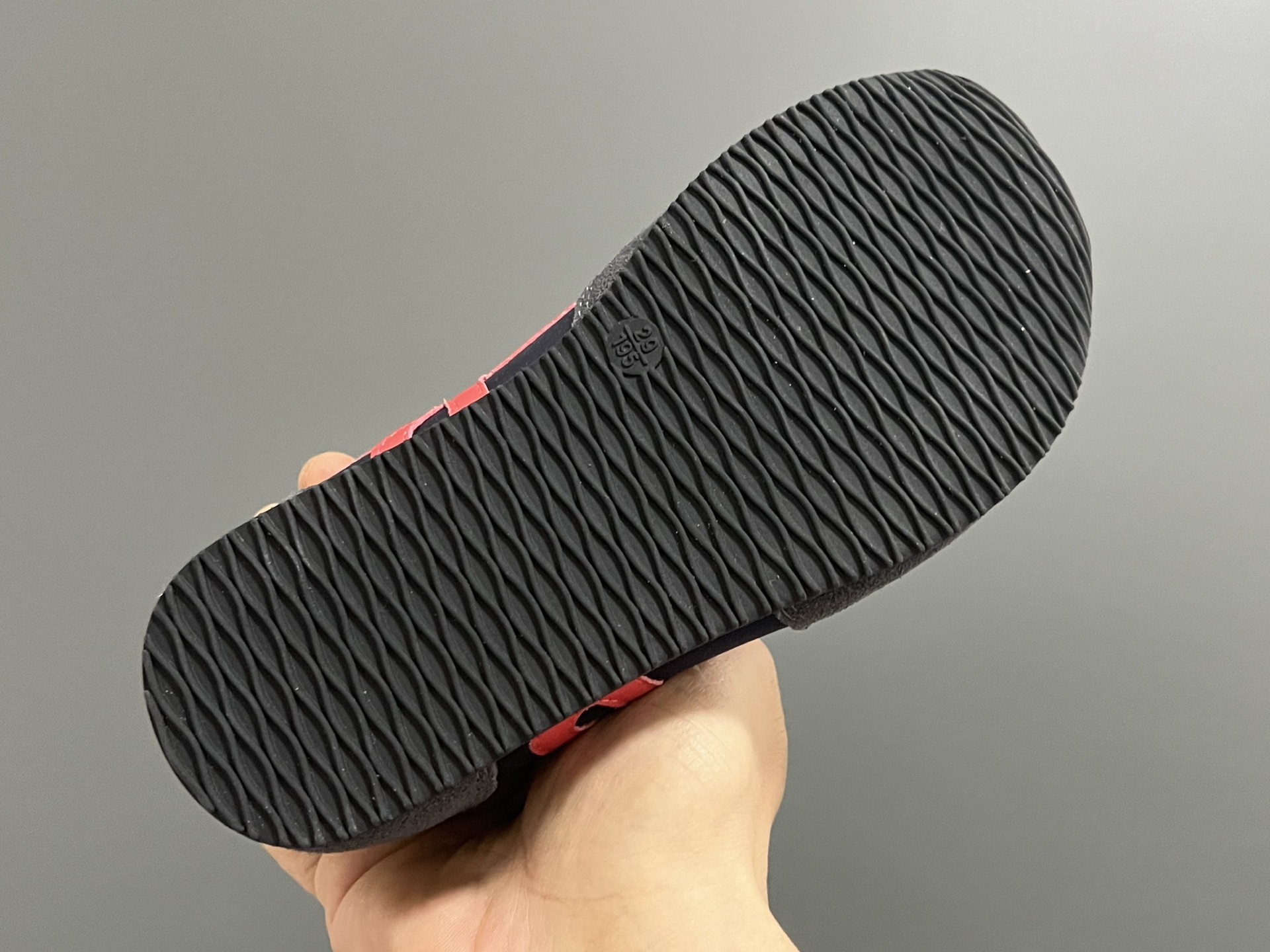 图片[5]-罗意威正确版鞋带儿童休闲鞋 尺码：26-37码 经典罗意威款式🆕 正确版不对称鞋头设计👍🏻 优质皮料拼接，质感满满💯 附赠鞋带扣，穿脱超方便✌🏻.. 橡胶耐磨防滑大底，脚感超舒适☁️-选品中心